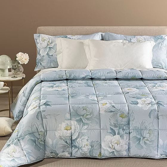 🛏✨ L’eleganza che abbraccia il tuo riposo.
Scopri il piacere di dormire avvolto in una trapunta in raso. #caleffi #ilgialdo #trapunte