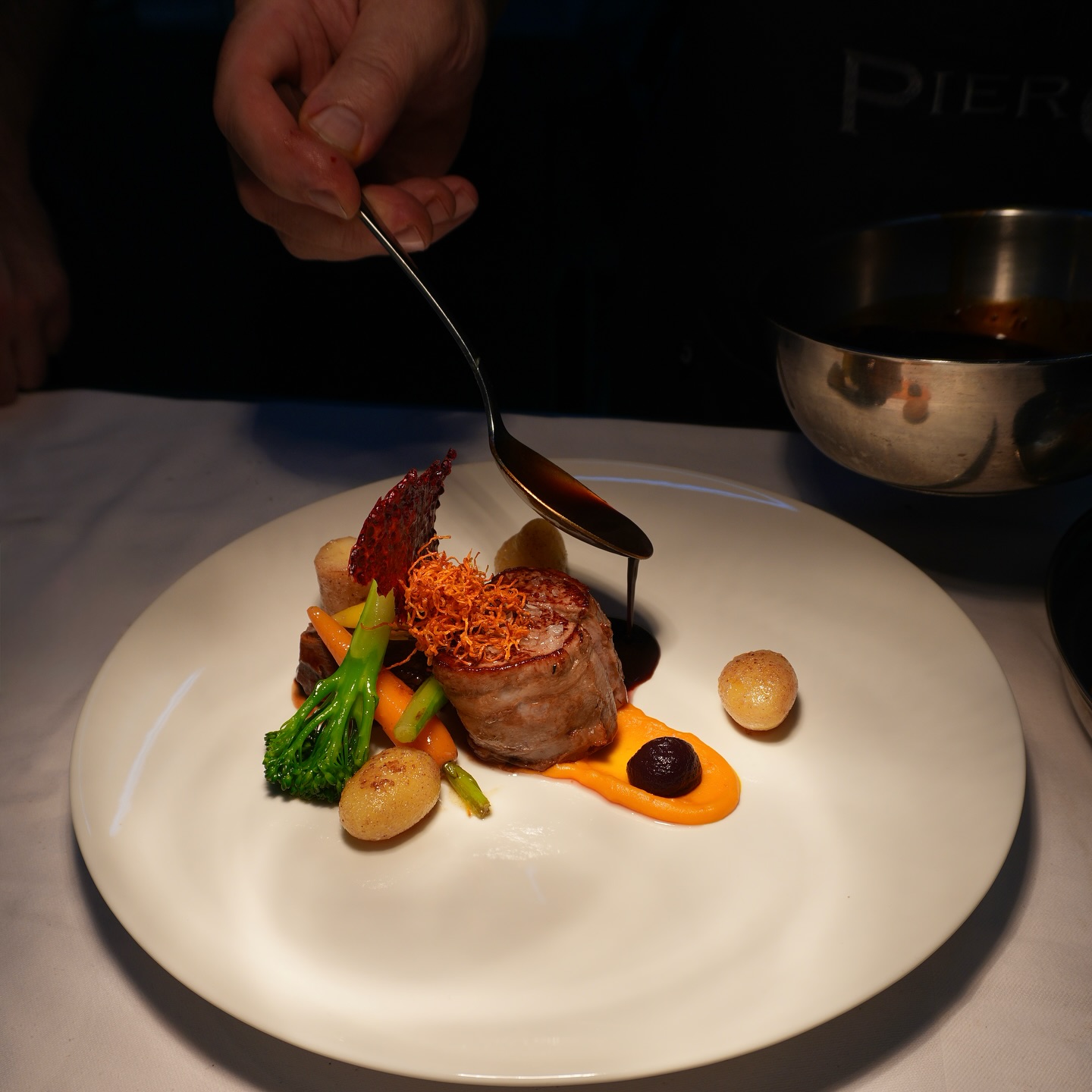 Eines der acht Highlights unseres acht Gänge Menüs:
Kalbsfilet im Lardomantel und geschmorte Bäckchen mit Karotte, wildem Brokkoli, Pariser Kartoffeln und Schalotten-Rotwein Jus