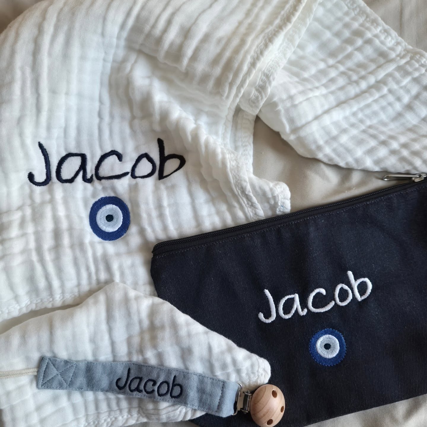 ✨ Un grand lange, une trousse de toilette en denim et une attache-tétine…
Et le tour est joué ! 💫
Un magnifique cadeau de naissance où chaque article trouvera son utilité.
Offrir un cadeau personnalisé, c’est montrer qu’on a pris le temps de le penser,
qu’on y a mis une touche d’amour en plus 💕
✨🌟 et comme Chaque semaine, tentez de remporter un bon d’achat de 20€!
C’est simple: laissez votre trace avec un like et un commentaire sous nos 6 derniers posts.
Le tirage au sort sera effectué dans les commentaires.
Ne manquez pas cette chance de gagner! 🎁💖