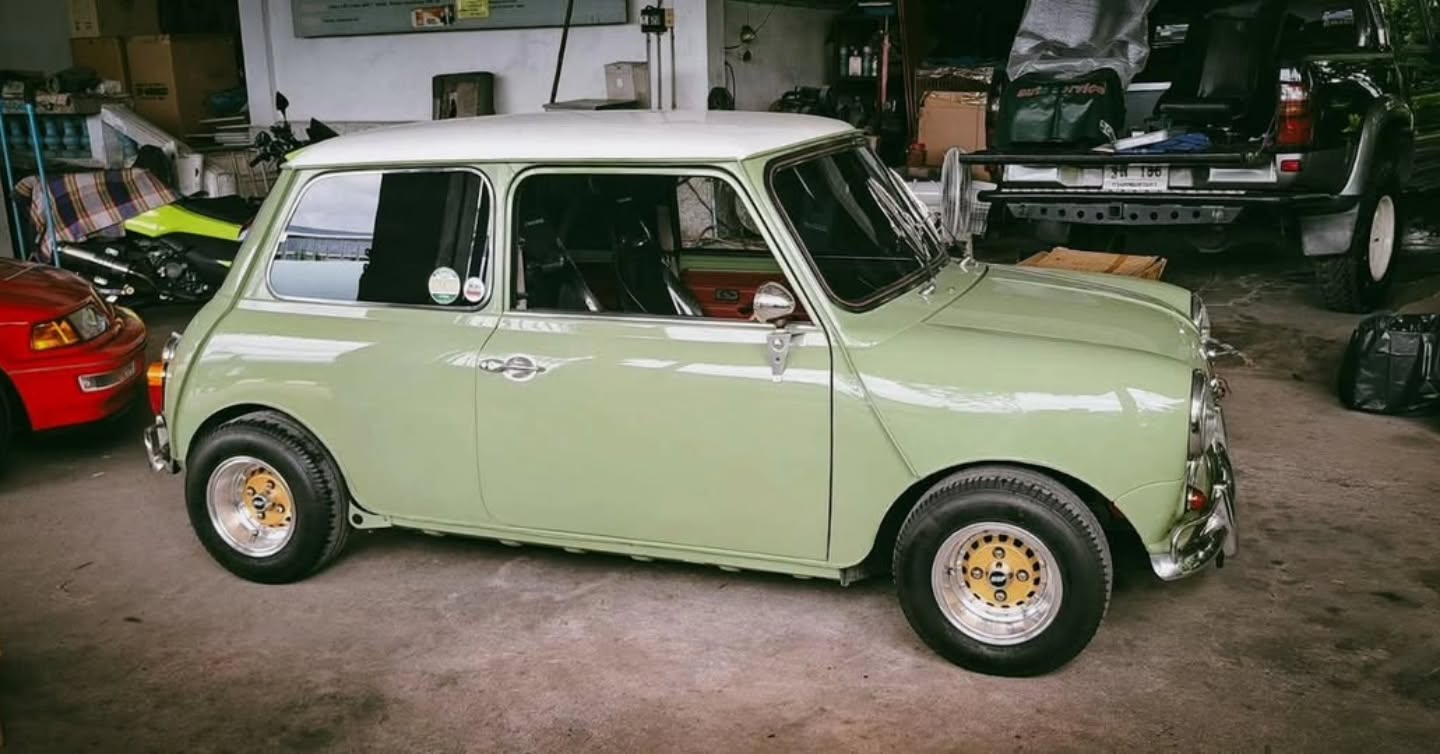 KevMannz CF seats V3 with black Alcantara padding in Mini Austin.