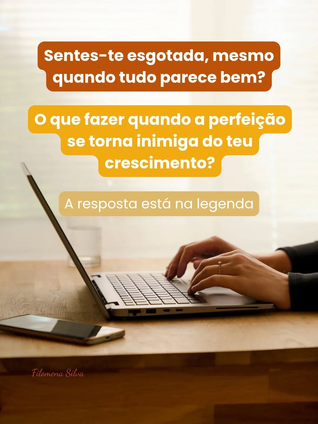 O perfeccionismo é silencioso. Não grita, mas drena energia, presença e clareza. Faz-nos acreditar que “mais, melhor, perfeito” é o caminho. E no fundo, tudo o que ele faz é sabotar a própria experiência de crescer.
A libertação começa com pequenos gestos:
💛 Reconhecer que fazer o teu melhor já é suficiente
💛 Respirar antes de agir, sentindo cada passo que dás
💛 Libertar-te da comparação constante e da pressão invisível
Hoje, dá-te permissão para acolher a tua humanidade. Para parar, sentir e reconectar-te contigo. Cada pausa consciente devolve-te energia, clareza e força para criares o teu negócio com presença e propósito.
Lembra-te: a perfeição não constrói negócios sustentáveis, mas a tua presença sim.
E tu? Como lidas com o perfeccionismo no teu dia a dia? Conta-me nos comentários. 👇