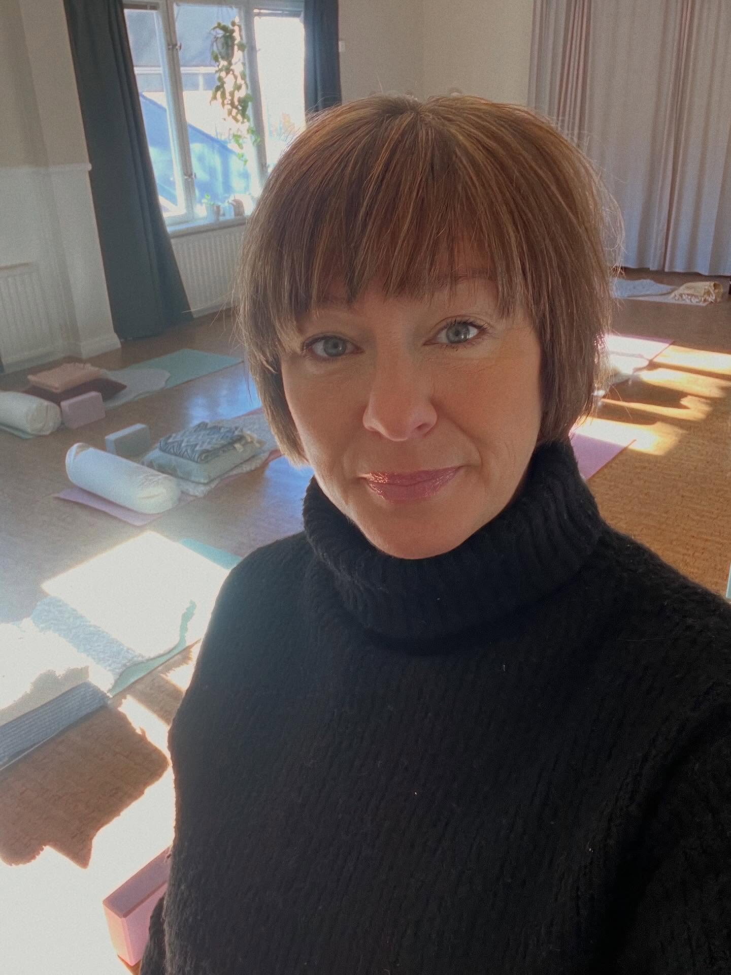 Alltså, det här med att lägga värderingar i och på vad som är rätt eller fel. Hippt och inne, modernt och fint.
Duktigt och lyckat, framgångsrikt och värdefullt.
Vad som är viktigt på riktigt och vad som gör en människa till något mer än någon annan.
Jag blir lätt provocerad när andra sätter stämplar.
När andra tar beslut, bestämmer åt och över, att om en anammar just ditt eller datt, då blir du sådär härligt framgångsrik som dom mest lyckade personerna i världen.
Om du äter si, springer så långt, kliver upp dötidigt på morgonen och är svinduktig innan resten av världen vaknar, om du bara blir liiite smalare, lite snyggare, lite mer framgångsrik och ytte pytte lite mer älskvärd.
Då jäklar ska du få se på lycka.
Där finns belöningen, regnbågen och skatten 🌈
Men, att tänka själv. Att lita på sig och sitt.
Att våga vara nyansrik och inte så kategorisk.
Att inte döma allt du inte själv förstår eller har kunskap om.
Att vakna ur den kollektiva masspsykosen och lyssna till din alldeles egna röst och din alldeles egna sanning har ett värde som sträcker sig långt över skrytig morgonjogg, pretentiösa parmiddagar, fördomar och välputsade fasader, det sträcker sig långt bortom trånga mallar, smalhets och skeva idéer och ideal.
Jag ser så mycket ängslan.
Jag möter så många rädslor och jag märker så mycket tvivel.
Så mycket osäkerhet och ledsenhet.
Så mycket av allt det här trasslet att vi glömmer bort att leva som vi vill.
Som vi kan. Som vi klarar.
Som vi behöver.
Så, gå och lev Din sanning.
Lev livets liv utan pekpinnar.
Och lägg ditt fokus och energi på det du faktiskt kan påverka och förändra och inte tvärtom.
Och med det sagt tar vi lite helg ✨
#samtalsterapisundsvall #läkandesamtalankarsvik