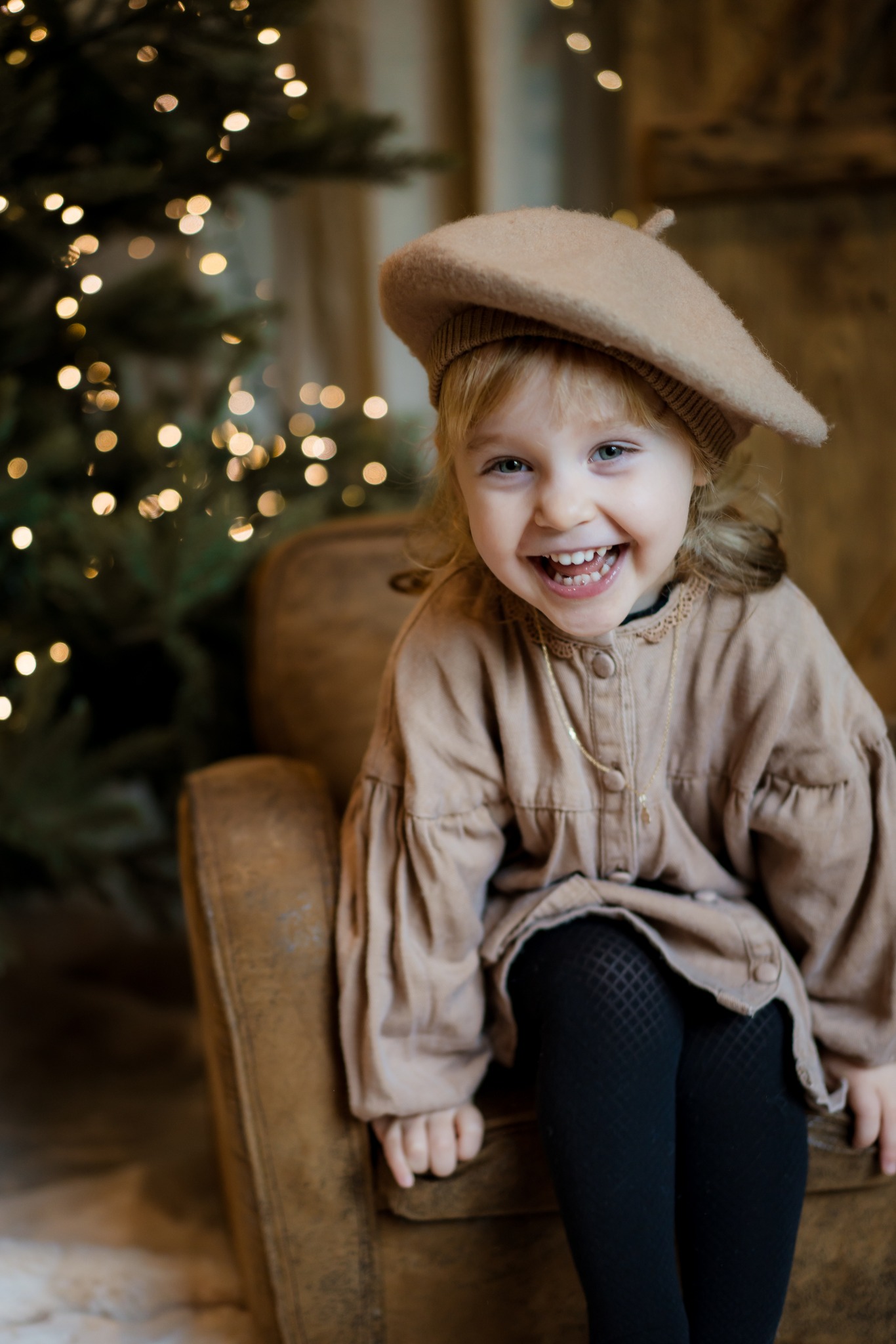 Et si vos enfants se souvenaient de l'ambiance de noël qui reignait à la maison… exactement comme ça ?
Pas de mise en scène. Pas de décor imposé.
Juste un moment à la maison, un sapin, du chocolat chaud, du rire.
Cette année, je propose quelques mini séances “Film de Noël” — une heure de tournage pour un souvenir vivant, simple et vrai.
5 places seulement en novembre et décembre 🎄
MP pour les infos ou sur mon site internet www.charleneallard.com