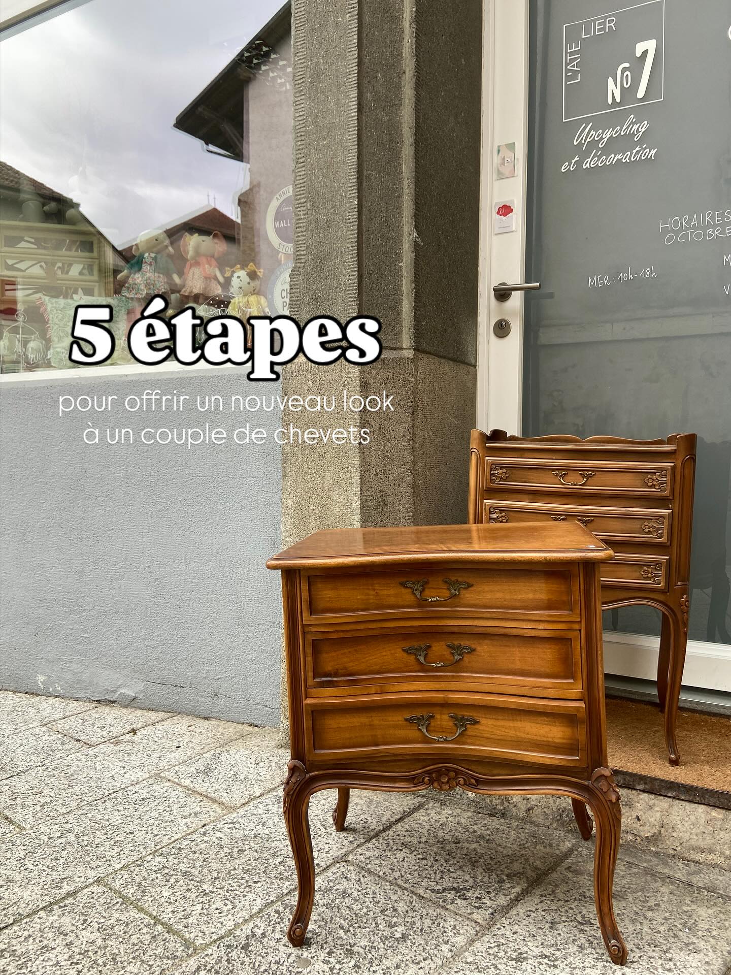 5 étapes pour reussir ton relooking:
1. CHINER les bonnes pièces!
C’est à la base d’un restyling réussi, car chaque meuble a des lignes et un style défini qui faut prendre en compte dans le projet.
Ici par exemple je cherchais des chevets anciens de style pour appliquer le look que j’avais déjà en tête.
Tu ne sais pas ou trouver des jolis meubles en seconde main? Regarde dans mon blog, tu trouveras la liste de mes préférés. Ces deux là viennent de @recyclagemarket !
2. Bien choisir LA COULEUR
Des fois on choisi par rapport à la vision qu’on a déjà par rapport à la pièce que le meuble va rejoindre, parfois on se laisse guider par l’envie du moment et d’autre fois en brocante on voit déjà quel couleur va à tel meuble.
Ici j’ai choisi de Vert Olive de @anniesloanhome une couleur que j’adore et qui est parfaite pour une chambre.
Viens me voir pour trouver des conseils et toute la gamme des produits Annie Sloan pour le restyling de tes meubles.
3. PEINDRE et CIRER
Ici je pourrais écrire un livre car il a tout un monde, plein de techniques et astuces que tu peux trouver dans mon guide gratuit en ligne.
Avant de peindre tu peux déjà avoir une ligne artistique très claire et étudiée en amont, ou te laisser porter par le pinceau, les deux son très satisfaisants!
4. Apporter une touche de sophistication avec une ou plusieurs FINITIONS ADDITIONNELLES ou DECORATIONS
Beacoup s’arrêtent à la phase 3 et j’avoue que pour aller plus loin il faut maîtriser des techniques différentes: patines, collage, transferts, pochoirs…etc, tout est permis!
Ici j’ai travaillé la cire noire de @anniesloanhome pour obtenir le look moody que je voulais pour que ces meubles aillent à merveille dans une chambre avec des accents en noir.
5. CUSTOMISER les poignées
pour répondre au projet jusqu’au bout! Tu peux les changer tout court ou les garder et les polir, peindre et modifier à ton goût! Ici j’ai choisi de les peindre en noir pour contraster avec le reste et se marier à la finition additionnelle.
Tadaaaam! Le tour est joué !!
Qui n’a pas encore osé et pourquoi ? Je suis curieuse ! Dis-le moi en commentaire.