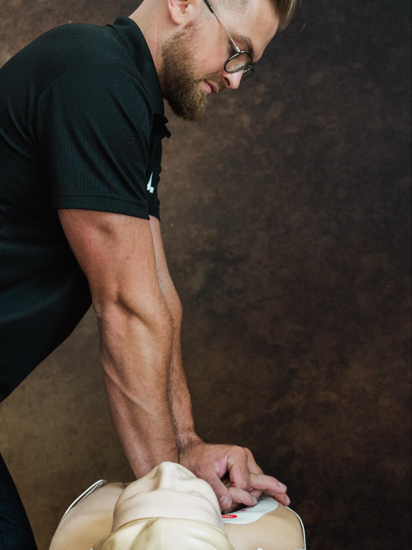 “Eén incident kan je bedrijf jarenlang achtervolgen.”
Stel je voor: een collega zakt plotseling in elkaar.
Niemand weet precies wat te doen....
De hulpdiensten komen te laat....
En klanten en collega’s vragen zich af: “Is dit een veilige organisatie?”
Reputatieschade en een grote impact op je team.
Als jouw team snel en professioneel reageert, bijvoorbeeld met een reanimatie of AED, straalt dat kracht en vertrouwen uit.
BHV beschermt niet alleen levens, maar ook je bedrijf en je reputatie. Wil jij dat jouw organisatie laat zien dat veiligheid topprioriteit heeft?
Plan nu een BHV-training met reanimatie en gebruik van de AED.
#veiligheid #safetyfirst #bedrijfshulpverlening #BHV #ehbo #veiligheidsbewustzijn #bedrijfsveiligheid #veiligewerk #noodsituaties #levensreddendhandelen #praktijkgerichteopleiding #eerstehulp #AED #ontruimingsoefening #veiligheidsopleiding #hulpverleners #teamwork #BHVpoint #TeamBHVpoint #BHVpointTraining #putten #Veluwe #Ermelo #Harderwijk #nijkerk