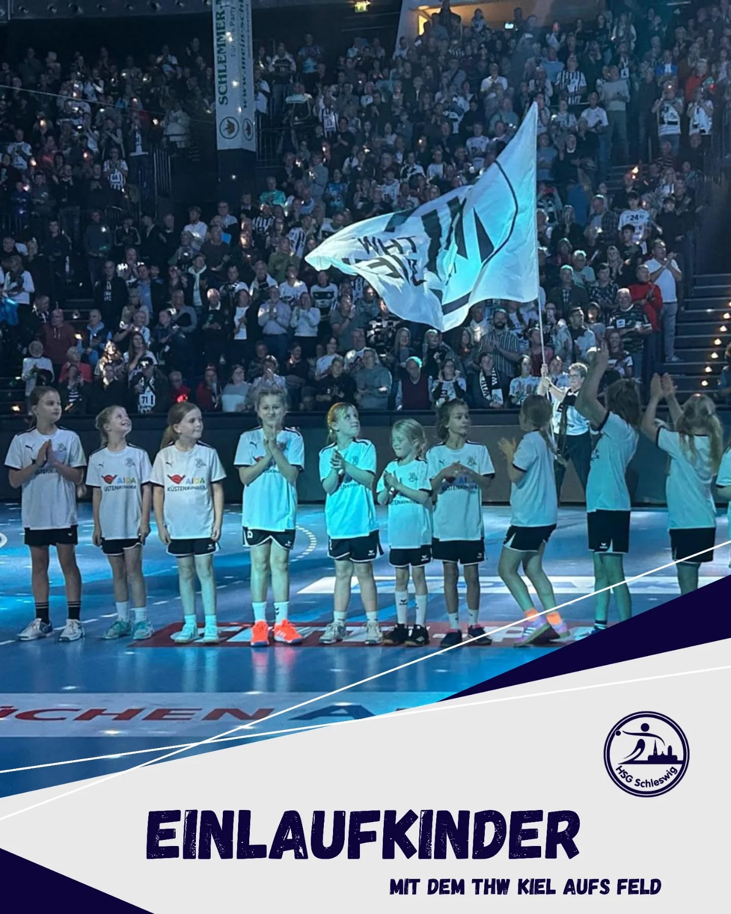 Ein unvergesslicher Abend beim THW Kiel!
Unsere Mannschaft der wE-Jugend | 2 durfte beim Topspiel des THW Kiel gegen die MT Melsungen als Einlaufkinder dabei sein. Ein ganz besonderes Erlebnis für unsere Mädels und das Trainerteam um Berit und Tobias.
Begleitet von einer Betreuerin des THW erhielten sie spannende Einblicke hinter die Kulissen der Ostseehalle. Von den Kabinen über die Spielertunnel bis hin zum großen Moment des Einlaufens. Und diesen meisterten unsere Mädels mit Bravour – klatschend, anfeuernd und voller Begeisterung!
Nach dem Spiel gab es noch reichlich Zeit um Fotos von und mit den Spielern des THW als auch zusammen als Mannschaft zu machen.
Am Ende gab es sogar ein großes Lob vom THW Kiel, weil die Kinder so motiviert und aktiv dabei waren. Auch der großartige Elternsupport trug zu einem rundum gelungenen Abend bei. Viele Familien waren mit in der Halle und feuerten gemeinsam an.
Ein riesiges Dankeschön geht auch an Sina, die dieses Erlebnis mit viel Engagement organisiert hat.
Für unsere Spielerinnen war es ein unvergessliches Highlight, das sicher noch lange in Erinnerung bleiben wird.
#hsgschleswig
#willkommenanderschlei