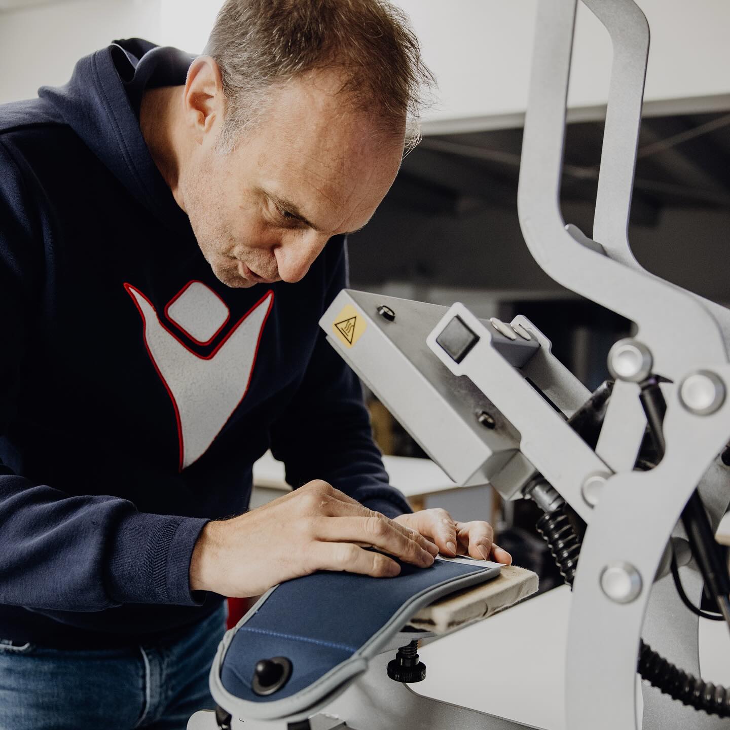 Unsere smartphonefrei Handytaschen für Schulen werden in unserer Manufaktur in Meckenheim, in der Nähe von Bonn 🇩🇪 von uns für Sie veredelt. Sie schicken uns nach erfolgter Bestellung ihr Schullogo zu und wir stellen sicher, dass sich Schülerinnen und Schüler mit den Handytaschen Ihrer Schule durch das Schullogo identifizieren können und ein Wiedererkennungswert geschaffen wird. Immer getrost unserem Motto: smartphonefrei - denn die Welt da draußen ist bunt 🌈
