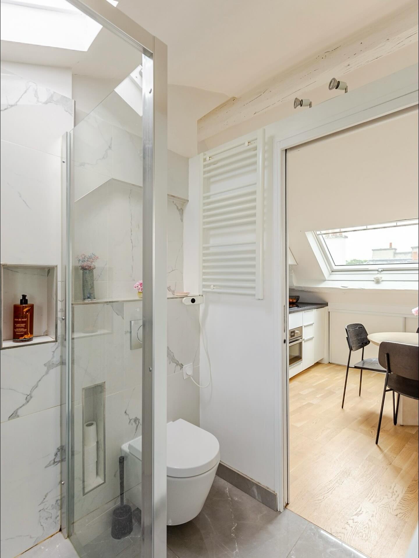 Bright bathroom ✨
#apartmentrental #paris6 #airbnb #apartmentparis #saintgermaindespres #stayinparis #authentic #parisian