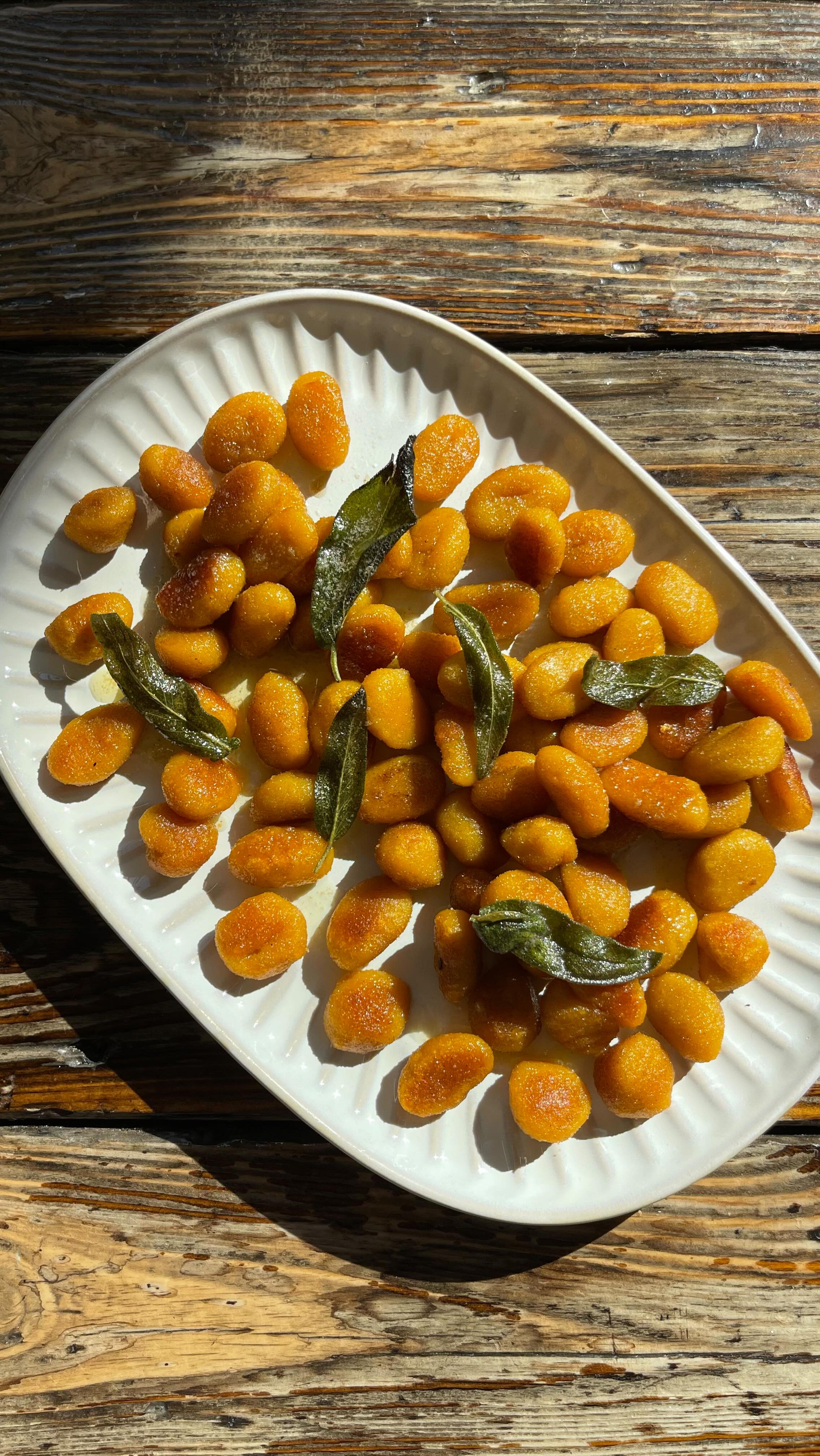 Pumpkin Gnocchi with Crispy Sage 🍂
Some sunny autumnal comfort food for your feed on this rainy Thursday evening.
Our friend @feedingspeedy came to our office last week and we made this delicious and ridiculously easy gnocchi with foaming butter and crispy sage
We melted butter, infused with aromatic sage leaves, and cooked our @sunnyandlunaeats Pumpkin Gnocchi in it - finished off with those crispy sage leaves
When your gnocchi is 50% veggies and counts for 1 of our 5 a day, butter is all you need for a satisfying lunch 🧡