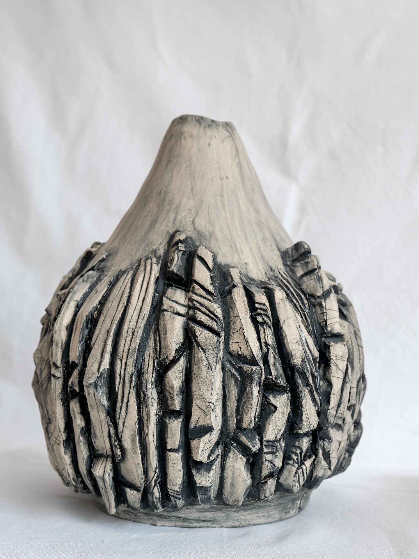 “Simão Dias I”, 2023
34x29ø cm
.
“AZOREAN DREAM, Entre o gesto e a paisagem” @romanticultura @casino.azores
.
De 27 Setembro a 11 de Janeiro 2026
.
AVAILABLE
.
📸 @aazevedo
.
.
.
#mariacastelbrancoceramic #handamade #homedecor #inspiration #oneofakind #azoreandream #exhibition #contemporaryceramics #contemporaryart #tiles #jar #flores #flowers #simaodias @anacristina.baptista.pt @vaniarebelopaim