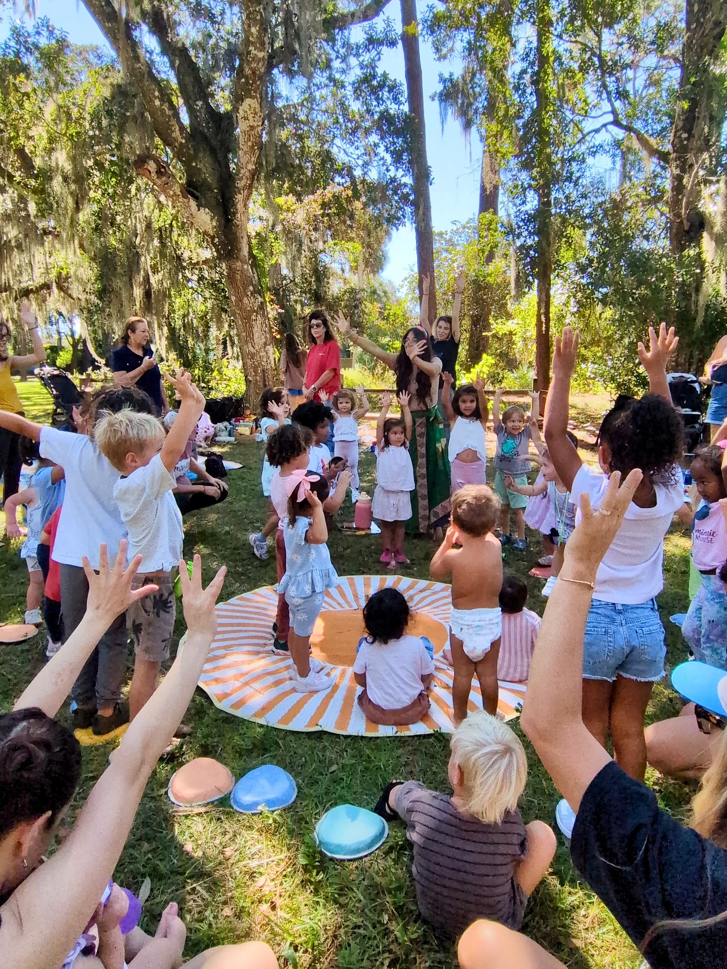 Every picture tells a story. A portal to a world I long to know. A child’s eyes, bright and wide. Experiencing life through heart and soul. They are the true teachers. With engaged hands and curious minds. Finding magic in the mundane, and reminding us all to open our eyes ☀️🌿✨
#solschool #natureschool #playbased #childled #soulcentered