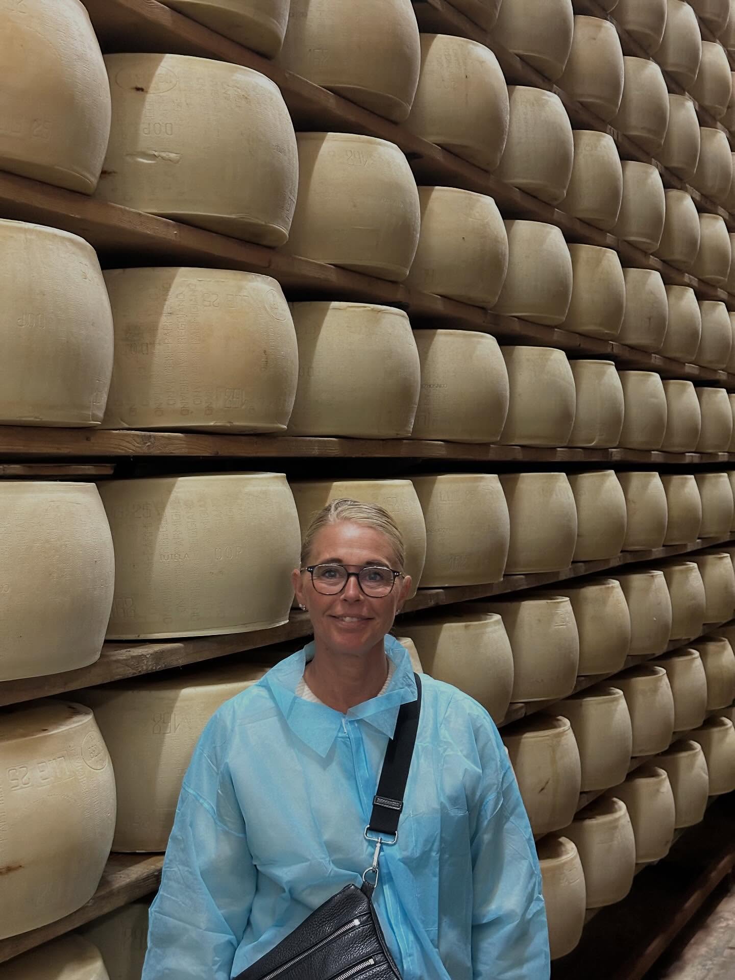 Sidste dag i Italien blev med besøg hos Made by Mama’s samarbejdspartner af Parmesan🧀🧀🧀 vi har det fast i vores Ostebil, så ønsker du at hente i Næstved så sig til😉 Bagefter til Modena hvor deres balsamico bliver lagret i tønder❤️🇮🇹 Det har været en fantastisk tur🙏🏻❤️🥰