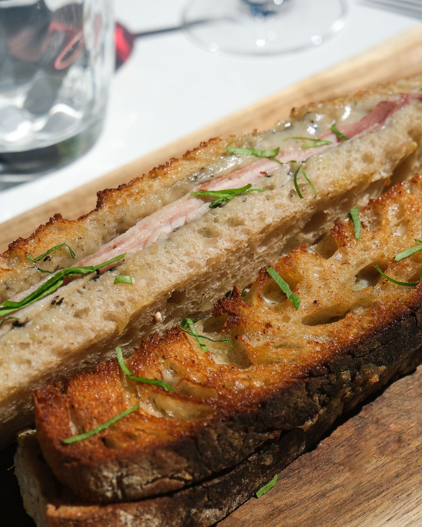 Craquez pour notre croque-monsieur à la truffe fraîche, au jambon fondant et Comté, un plat réconfort pour le début de l'automne 🧀
