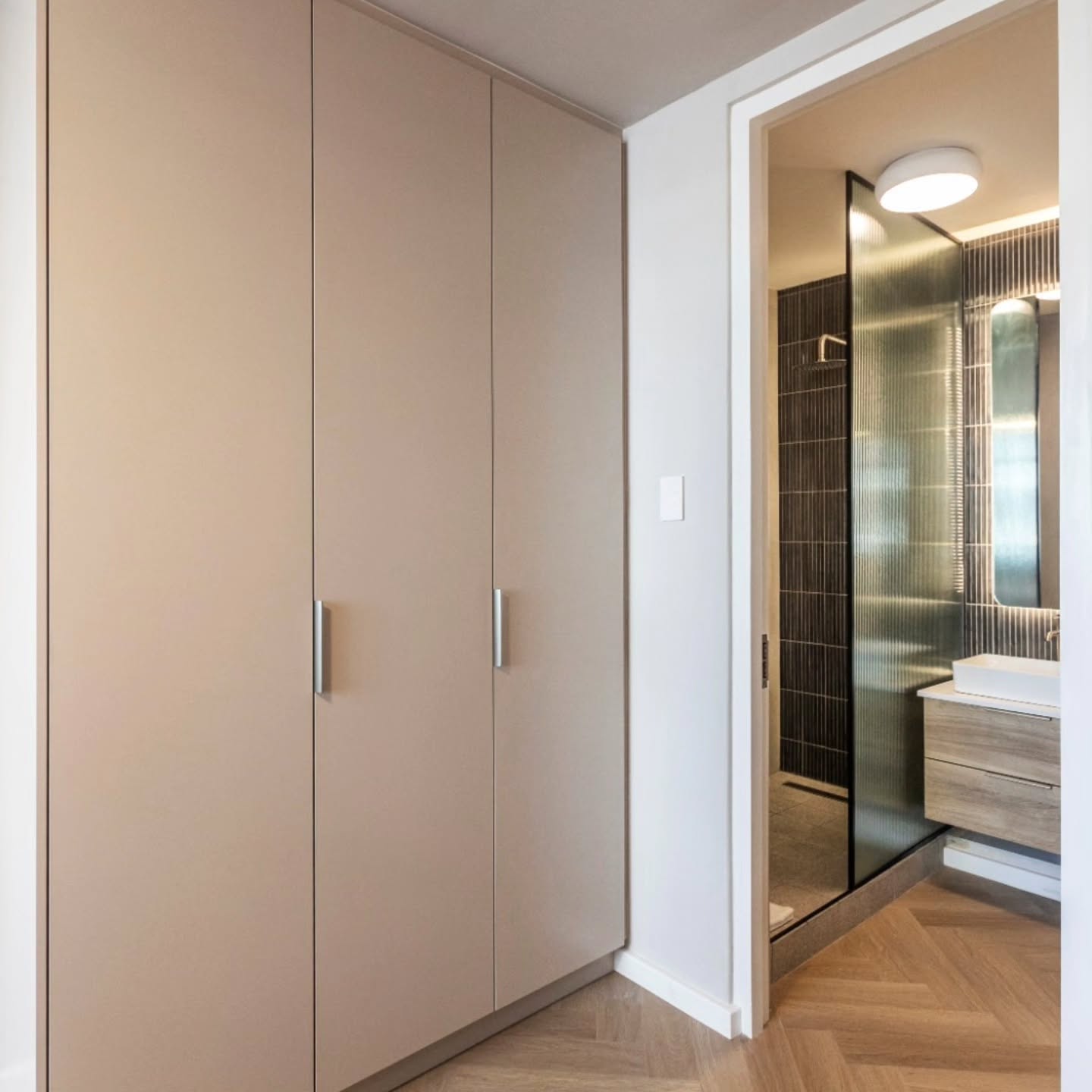 This bedroom and bathroom feature beautifully coordinated joinery that creates a seamless, modern flow between the two spaces.
In the bedroom, sleek floor-to-ceiling wardrobes in a soft matte beige finish offer a clean, minimalist look with integrated handles for a streamlined aesthetic. The cabinetry maximizes storage while maintaining a calm, uncluttered feel.
In the bathroom, the floating vanity in a natural wood tone brings warmth and texture. The vanity’s simple linear handles echo the wardrobe design, tying the two areas together through consistent detailing.
Collaboration with @binneinteriors
Photo credit @madrabbott
#JoineryDesign #CustomJoinery #BedroomDesign #BathroomDesign #FloatingVanity #WardrobeDesign #ModernInteriors #MinimalistDesign #WarmNeutrals #WoodFinishes #IntegratedHandles #InteriorDetails #ContemporarySpaces #DesignHarmony #LuxuryJoinery #camiinteriors