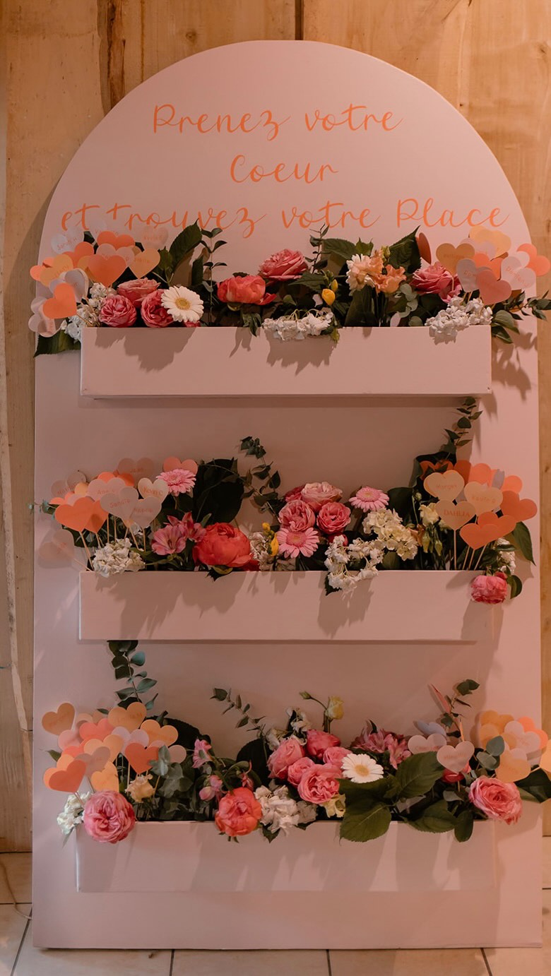 JALMA’Event ✨ M A R I A G E ✨
Des fleurs, un peu, beaucoup, à la folie 🌸
Pour mon mariage je voulais des fleurs partout : du panneau de bienvenue au plan de table, des bouquets pour les témoins, mamans & demoiselles d’honneur sans oublier celui de la mariée, une arche fleurie, des guirlandes de fleurs, des tables colorées et fleuries dans les tons rose, pêche et peps.
Toi aussi tu as envie d’un mariage coloré et fleuri ? Je t’accompagne pour mettre en valeur toute ta décoration.
Une scénographie réfléchie, des tables harmonieuses et soignées, j’ai pour mission d’embellir ton lieu de réception, de réfléchir à chaque petit détail pour tu puisses profiter de ton jour J sans aucun stresse.
Tu n’auras plus Ia profiter de l’effet wahou 🤩
Tu te maries en 2026, 2027? Dépêches toi de me contacter : par email, pas Instagram ou via le formulaire de contact de mon site (lien en bio)
À très bientôt 🌸
✨Domaine : @domainemoulindesaintyves
✨Photographes : @laurestudiophotographe & @alexandraclouet_photographie
✨Vidéaste : @zoom.et.shoot
✨Décoration : @jalmaevent
✨Décoration florale et ciel lumineux : @attrap.reve
✨ Fleurs : @lejardindemadimina
✨Dj : @gillesdrums
✨Maquillage/coiffure mariée & témoins: @makeup_bymauda
✨ Maquillage/coiffure invitées : @chic.choc.coiffure.esthetique @camille.lnhair
✨ Robe : @claudine.creation
✨Costume : @belhom_plouay
#wedding #weddingdesigns #weddingdesigners #decoration #decorationmariage #event #decorationevenementielle #decorationevent #mariage #fleur #flower