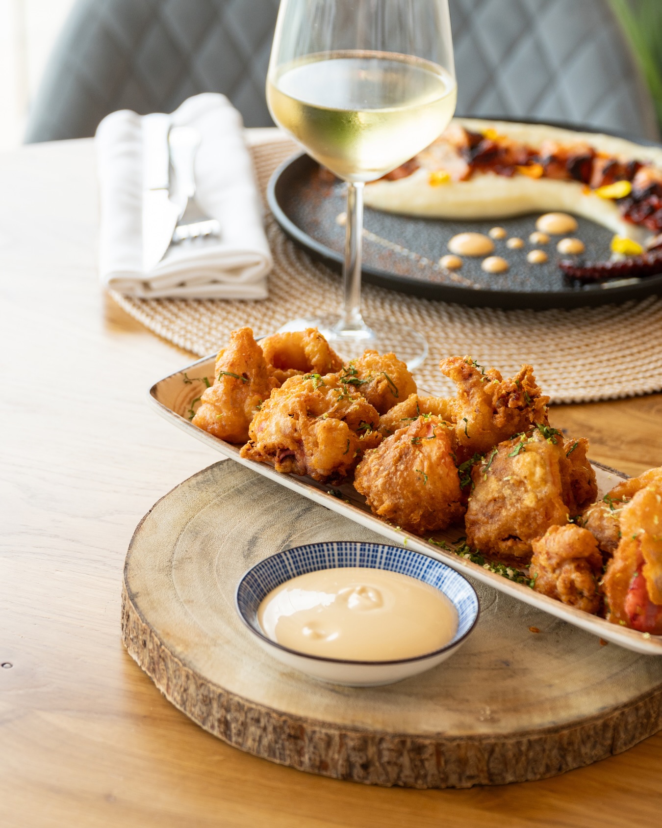 Una de nuestras sugerencias 🦑✨
Calamares en tempura. Crujientes, ligeros y con ese punto justo de sabor que los hace irresistibles.
Perfectos para compartir, acompañar y disfrutar sin prisa.
📍 Port d’Aiguadolç, Sitges
📲 A través de nuestro teléfono 936 001 332 o en nuestra web
#restaurante #OlaveSitges #SaboresDelPuerto #restaurantemediterraneo #olave #sitges #portsitges #restaurantesitges #menuarroz #arroces #mariscos #pescadosfrescos #carnes #sabormediterraneo #tapas #gastronomia #food#restaurantesenbarcelona #mediterraneancuisine #portdaiguadolç #foodiesbarcelona