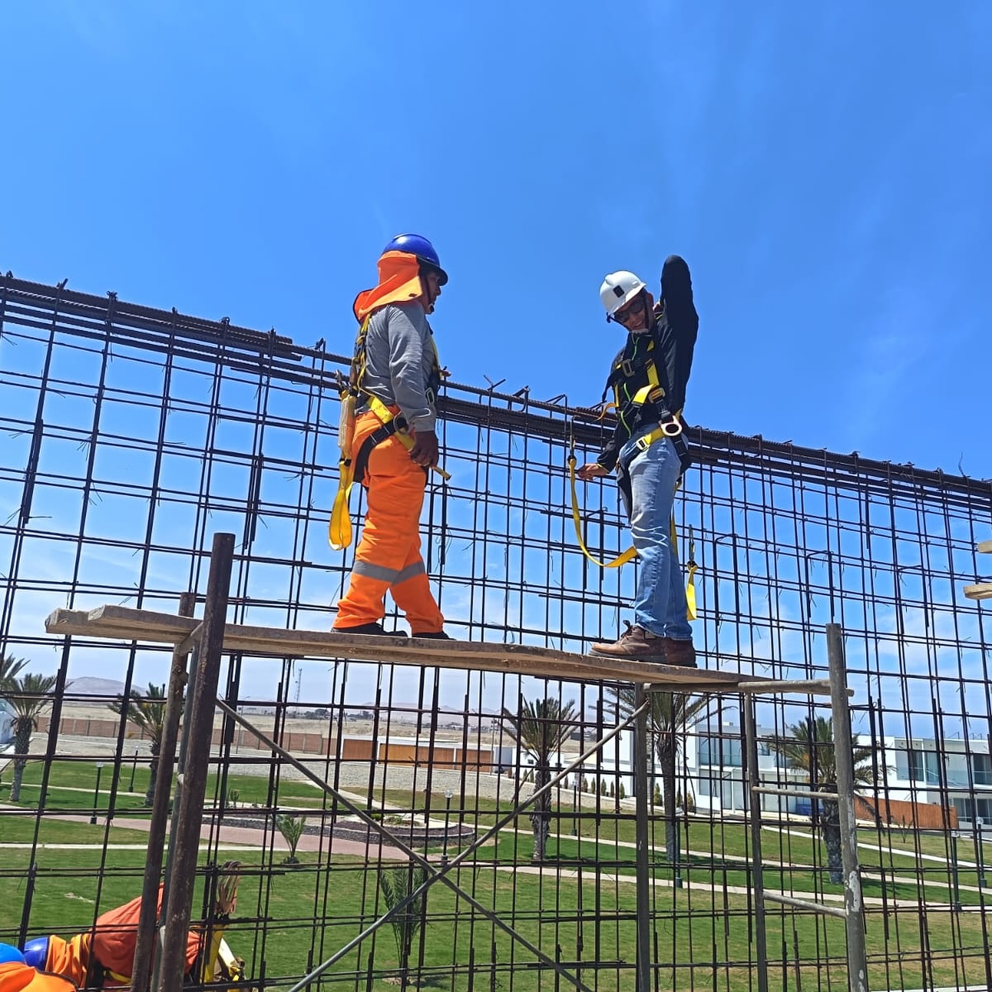 REVISIÓN DE EMPALMES EN LOS FIERROS!
Los empalmes son las uniones necesarias cuando los fierros de 9 metros no son suficientes para cubrir la longitud de una columna o una viga. Es crucial que estos empalmes los realice un profesional, para garantizar la resistencia y seguridad de la estructura. ¡Descubre cómo los detalles marcan la diferencia!
#construcciondecasas #casasdecampo #arquitectura #arquitecturamoderna