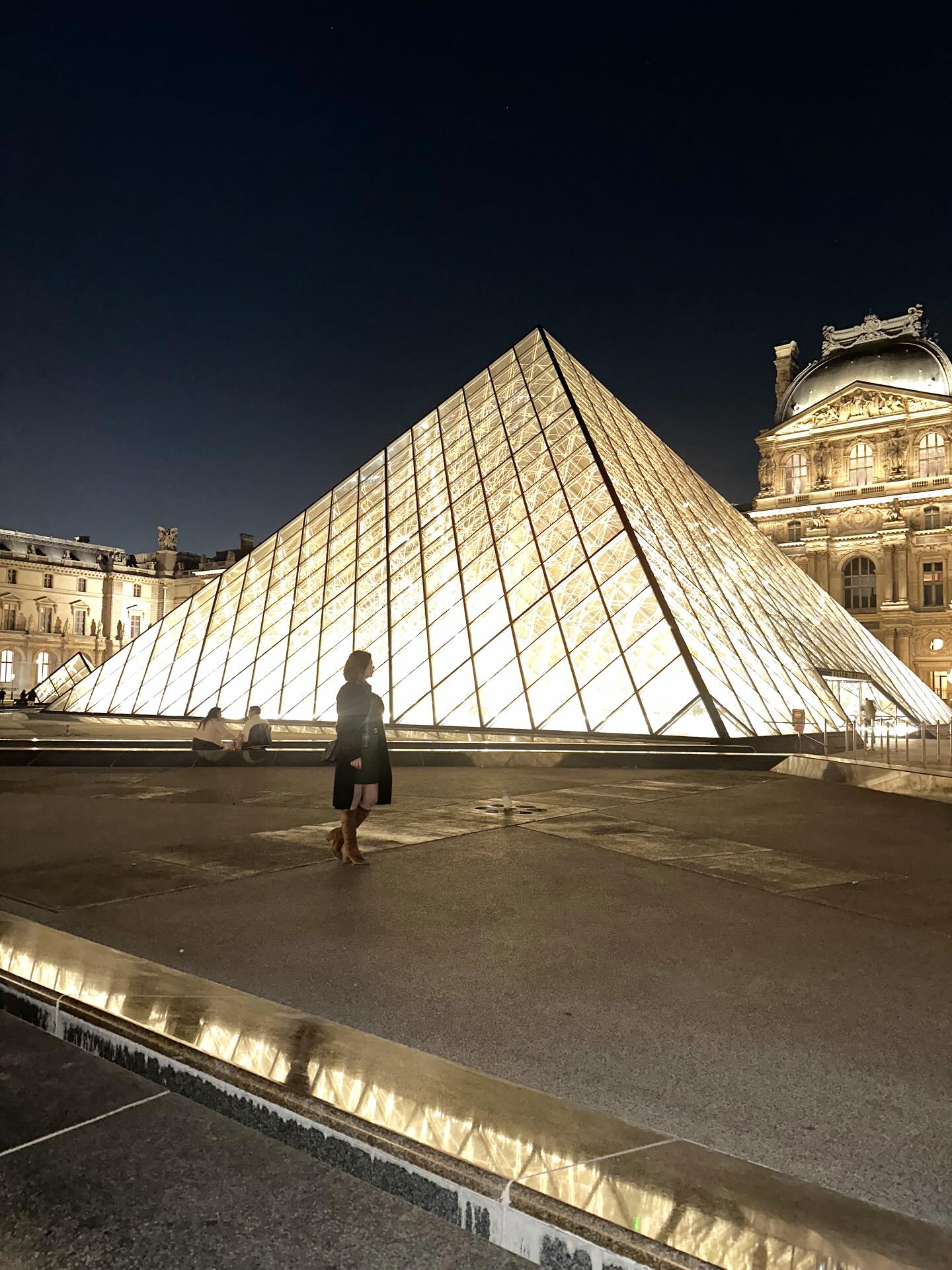 Paris during the evening 🥰🤩 #louvre #paris #evening