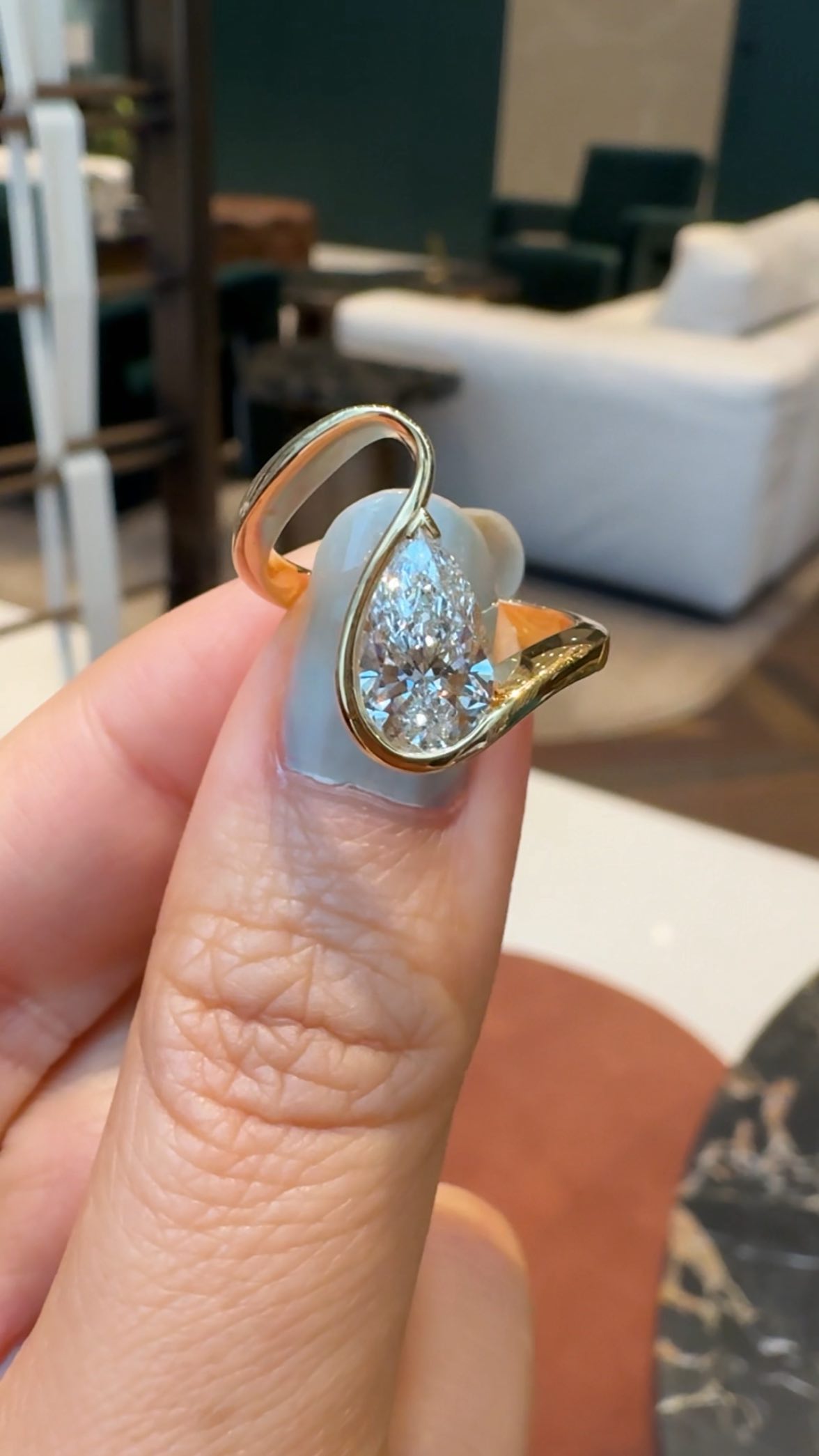 This is one of the longest projects ever taken on! Finally successfully executed into this gorgeous feminine ring. Our Client bought the Pear Centerstone Diamond early last year but struggled to decide on the right design for it. She wanted something unique, but also something comfortable.
⏩️ This has got to be one of the most beautiful Pear-Cut designs out there, do you agree??
#luxurylifestyle #bespokejewellery #jewellerydesign #craftsmanship #beyondexpectations #diamonds #diamondring #jewelryofinstagram #finejewelry #qualityfirst