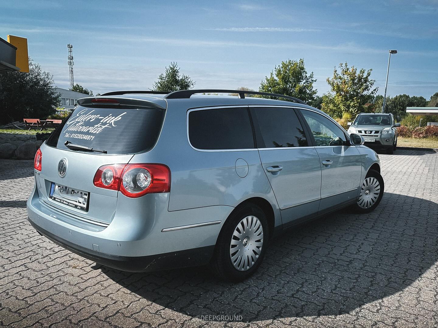 Scheibentönung 95%.
Bei diesem Passat haben wir die Scheiben getönt, die B-Säulen und die Dreiecke in Carbon matt foliert und die Heckscheibe mit Werbung beschriftet.
Danke für dein Vertrauen! 😋
___________________________________________________ #deepground #passat #passat3c #wrappedcars #vwpassat #vw #tint #volkswagen #windowtinting #black #carporn #cars #wrapped #wrappedworld #folierung #motorsport #avery #low #bagged #windowtint #windowtints #perfection #solarscreen #insta #instagood #follow #picoftheday