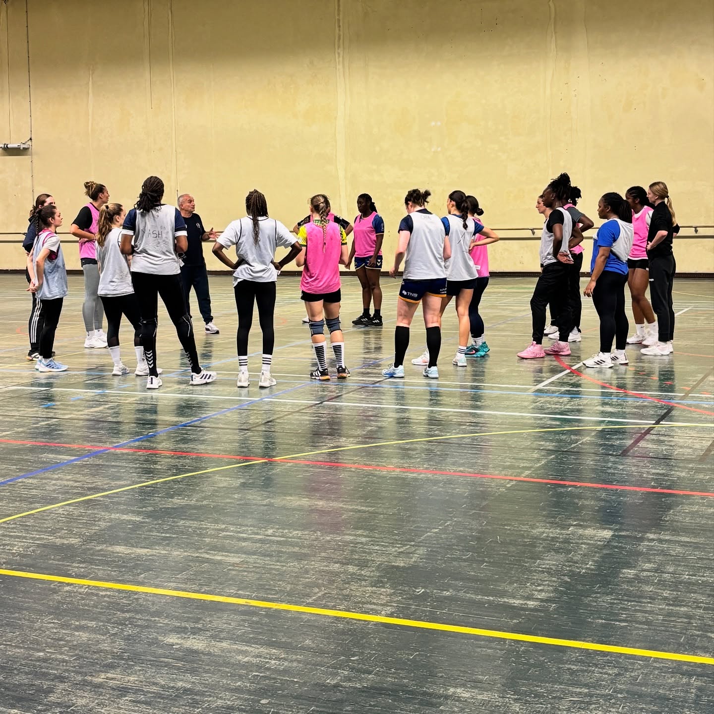 Tu veux être plus fort, mais tu fais tout pour te blesser.
Je t’explique ⬇️
Tu t’entraînes dur, tu veux progresser, mais parfois… tu vas contre ton corps sans même t’en rendre compte.
Voici 3 signes que tu n’écoutes pas assez ton corps 👇
1️⃣ Tu confonds fatigue et flemme.
Tu te dis “allez, bouge-toi” alors que ton corps t’envoie un vrai signal de fatigue. Résultat : tu tires sur la corde et tu fragilises ta récup.
2️⃣ Tu refuses d’adapter ton entraînement.
Tu fais la même séance même si tu sens que quelque chose cloche. L’intensité n’est pas toujours synonyme d’efficacité.
3️⃣ Tu ignores les petits signaux.
Douleurs, tensions, baisse de concentration… ton corps t’avertit avant la casse. Encore faut-il savoir l’écouter.
Apprendre à écouter ton corps, c’est aussi t’entraîner plus intelligemment.
C’est ce qui fait la différence entre un sportif qui stagne et un sportif qui performe durablement.
Si tu veux comprendre ce qui bloque tes performances, écris-moi, ose ! 🔥
📸 Image d’illustration – l’athlète présenté n’est pas celui/ celle du cas décrit
#prepa #prepamentale #angouleme #sport #run #trail #hand #rugby #foot #mindset #perf #bienêtre