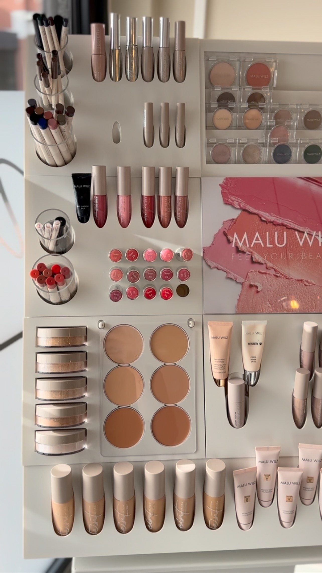 Onze prachtige nieuwe make-updisplay van Malu Wilz is binnen!! We adviseren je graag!🤩 #schoonheidssalonwilmameins #centrumveendam #maluwilz #maluwilznederland #liefzijnvoorjezelf