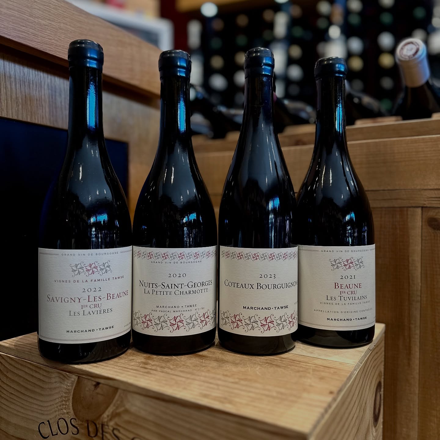 Et Biiim
Retour de road trip en terres Nuiton-Beaunoises.
J’ai eu la chance de rencontrer Pascal Marchand du domaine Marchand-Tawse, un québécois installé en côte d’or depuis 1984.
Je peux vous dire que l’accent du Québec se marie très bien avec le bourguignon !
Un domaine plutôt sérieux avec de nombreuses appellations , qui pourtant travaille la vigne sans chimie.
Un style élégant, gourmand, à la fois complexe et très abordable.
Je suis très très fier de pouvoir proposer ce domaine !
#marcheforville #cannes
#caviste #fiercommeunbartabac
#pinotnoir #bourgogne