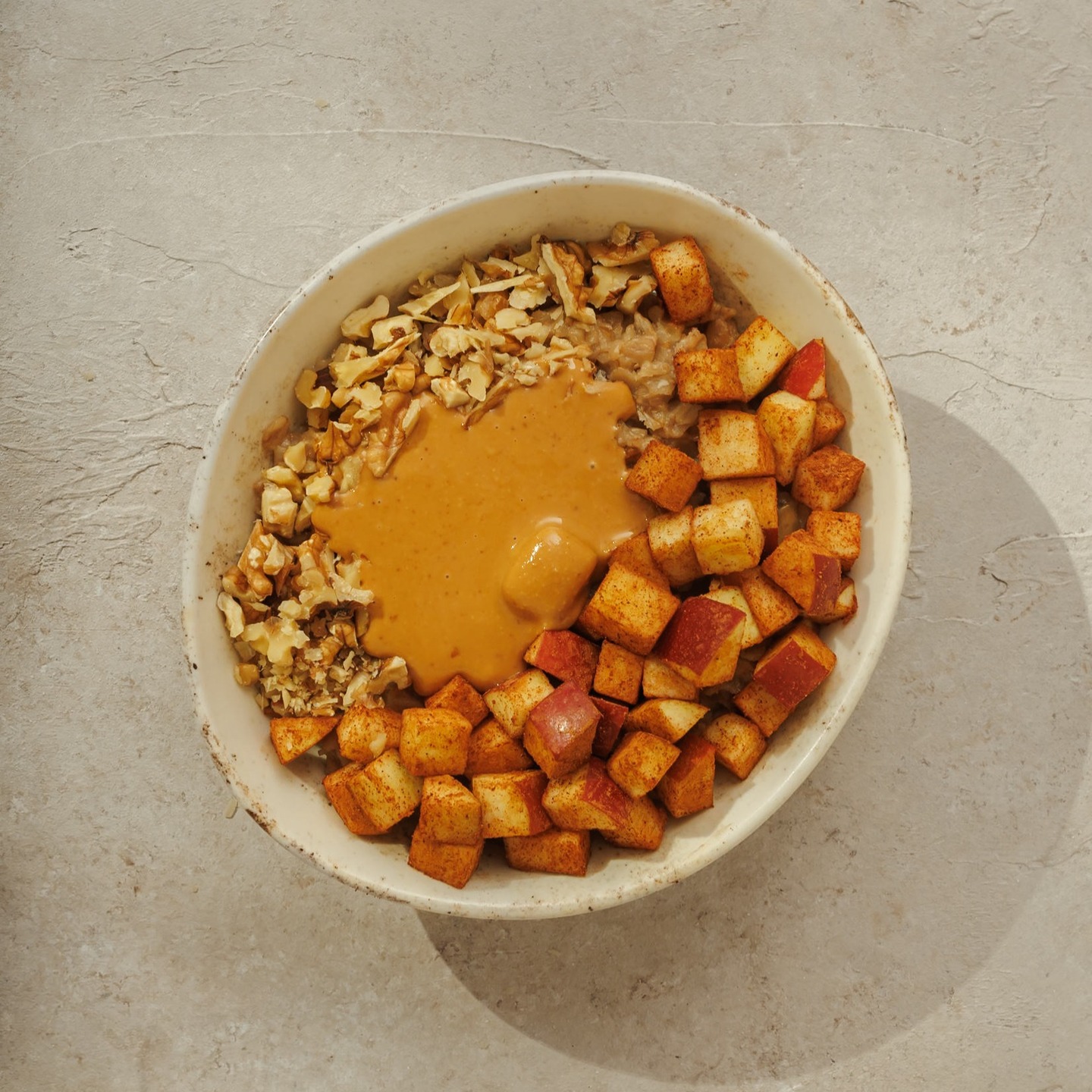 Apple Porridge🌞🍎
Hindistan cevizi sütü ile hazırlanan sıcak glutensiz yulaf, elma küpleri,tarçın, bitter çikolata ve fıstık ezmesi ile❣️