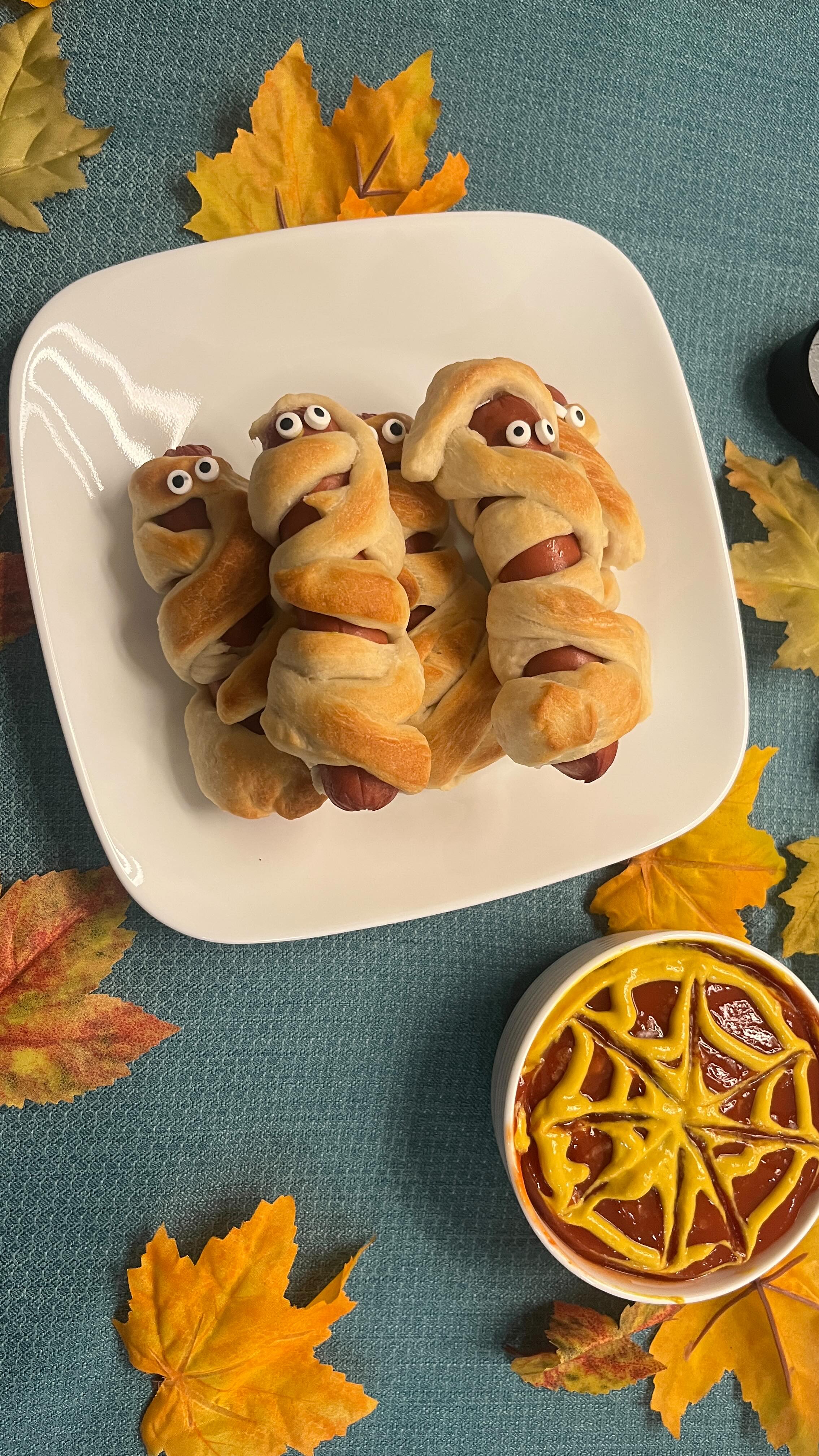 Delicious mummy hotdogs made with Tiseo’s Frozen Pizza Dough! Delightfully spooky and so easy to make!
#halloween #treats #pigsinablanket #halloweenparty #halloweenideas #kidsfood #recipe #delicious
