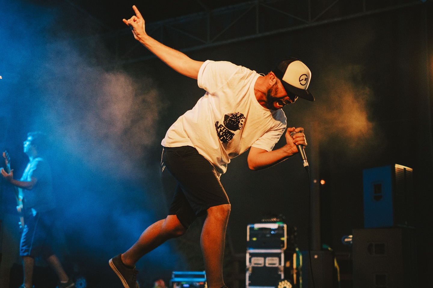 Continuamos a navegar a apresentação do nosso 1.º álbum ao vivo.
No próximo sábado vai ser no @ferro.bar , pela primeira vez na cidade invicta.
A primeira parte fica ao encargo do @rica_oficialissimo , que muito agradecemos em ter aceite o desafio de se juntar a nós para partilhar o seu talento nas palavras e beats, bem de identidade nortenha.
🎫 Acedam aos bilhetes na Bol.
Link na Bio.
🇬🇭
📸 1 - @hyggedoeste