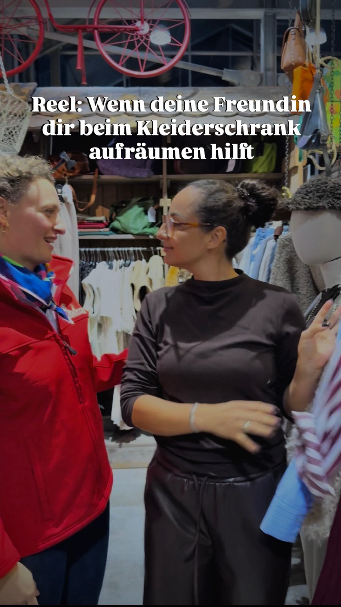 So schön, wenn man so liebenswerte Freunde um sich hat! 💕
Ein riesiges Dankeschön für die tolle Unterstützung und das spontane Einspringen! 🙏
Aktuell sind leider 3 Mitarbeiter krank, daher senden wir ganz viel Liebe & Genesungswünsche nach Hause – kommt schnell wieder auf die Beine!
In der Zwischenzeit hilft mir die liebe @jessikakaya mit voller Power! Hauptberuflich ist sie eine super sympathische Immobilienmaklerin aus dem Hegau und aktuell in unserer Mode-Abteilung eingesprungen.
Mit ihrer jahrelanger Erfahrung im Modebereich berät sie euch aktuell gerne – mittwochs & freitags nachmittags bei uns vor Ort. 👗
Schaut vorbei, lernt sie kennen – und falls ihr ein Haus kaufen oder verkaufen möchtet, sprecht sie einfach an! 🏡
#markthallewassmer #Immobilien #Mode