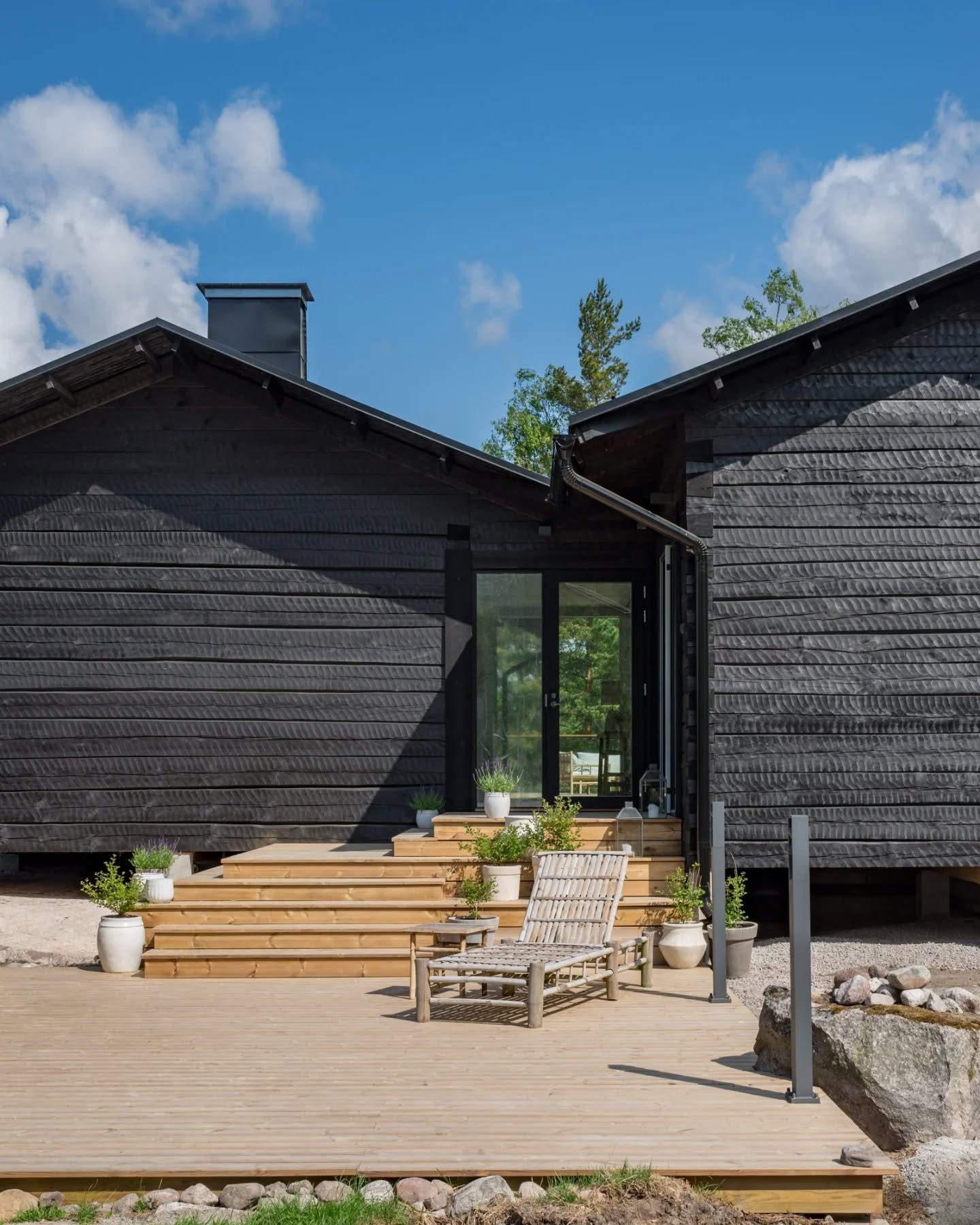 Holiday home in Ekenäs archipelago, Raseborg, Finland
Located in Ekenäs archipelago, this holiday home joins an existing ensemble of buildings. The client requested a modern villa using traditional techniques and natural materials, featuring large, light-filled living areas, stunning views, and extra sleeping spaces.
The home is split into two interconnected, pitched-roof parts to follow the terrain and offer wind protection. Built from handhewn logs with a pillar-and-beam structure for large windows, the exterior is black to blend with the older buildings. The bright, sun-faded interiors with white painted surfaces create an archipelago feel.
Photos by @multifoto.fi
#architecture #architect
#scandinavian #design #scandinaviandesign #scandinavianarchitecture #nordicdesign
#designstudio #archdaily #architecturehunter
#handhewn