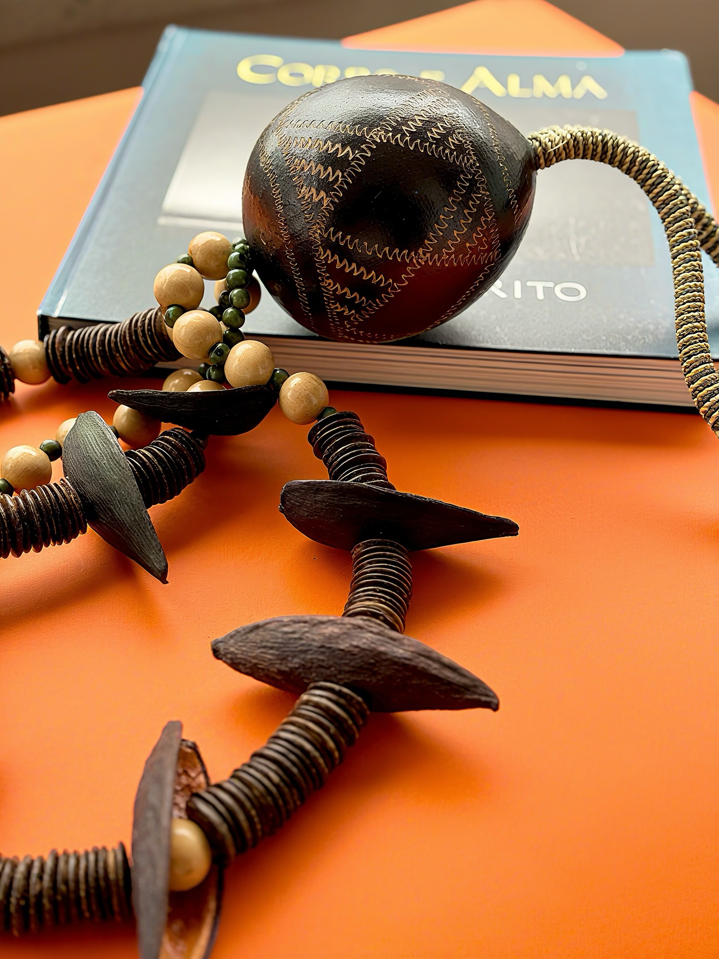 Nos detalhes do nosso colar de mesa temos o coco marajoara, com seus desenhos geométricos, típico da civilização pré-colombiana e fruto dessa antiga arte que nasceu dos povos indígenas da ilha de Marajó.
Peça que representa brasilidade e a bela natureza exuberante da nossa região amazônica.
Para garantir essa peça, acesse nossa loja virtual e aproveite o FRETE GRÁTIS para compra de quaisquer produtos pronta entrega.
#luxosustentavel
#colaresdemesaexclusivos
#decoracaodeinteriores
#arquiteturadeinteriores