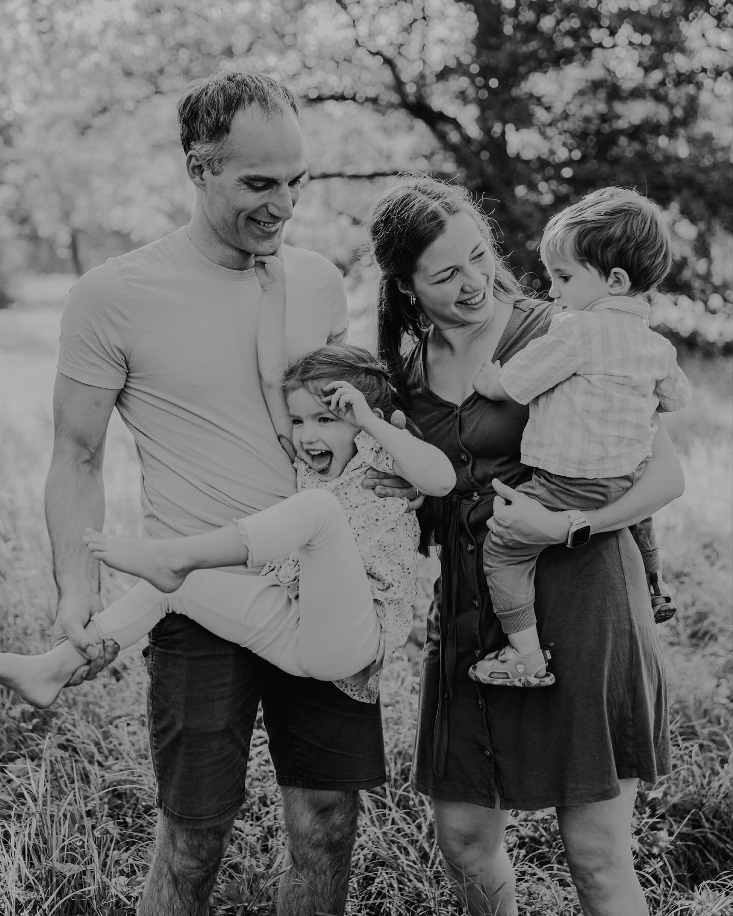 Was für ein turbulentes Shooting! 😅📸
Ich durfte eine wunderbare Familie in Jena begleiten und es war alles andere als ruhig. Es wurde gerannt, getobt, laut gelacht und wild gespielt.
Für mich als Fotografin sind das genau die Momente, die ich liebe: wenn Kinder einfach Kinder sein dürfen, wenn nichts gestellt ist und die Emotionen echt sind.
Die Bilder aus diesem Shooting erzählen keine perfekte Geschichte, sondern eine echte. Voller Energie, Chaos, Liebe und ganz viel Leben.
Danke an diese tolle Familie, für euer Vertrauen und dafür, dass ihr euch einfach so gezeigt habt, wie ihr seid. 💛
#familienfotografie #familienshooting #fotografinjena #fotografinthüringen #outdoorfotoshooting
#echtemomente #lebendigeerinnerungen
#kinderlachen #familienzeit #fotosdiebleiben
#authentischefotografie #emotionalebilder #wildundwunderbar #jenaerfotografin #momentezumfesthalten