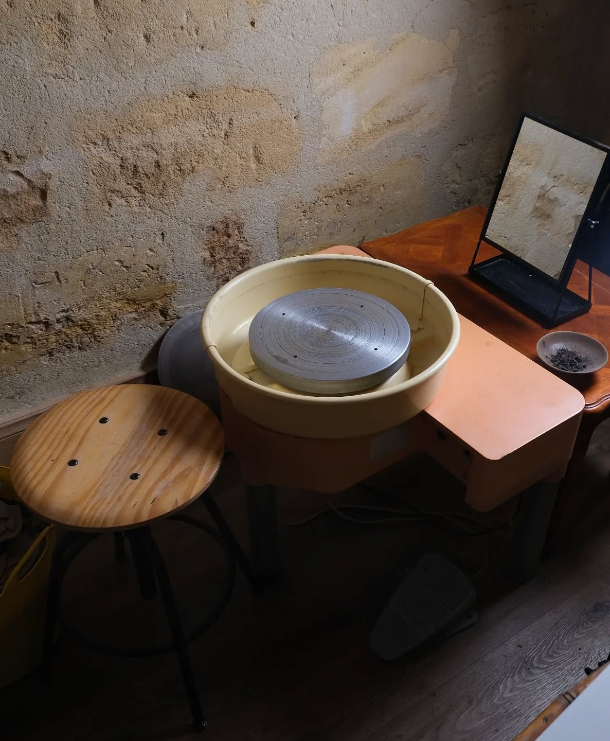 Yesterday, I managed to find some time to clean my wheel. I think it's the only machine I've had that has worked without a single problem for 15 years. Used in 5 different workshops and moved 4 times. 1 from Turkey to France. It still works like the first day.
I can't wait to get back on it as soon as possible.
#pottery #potterywheel #potterystudio #wheelthrown #potterslife