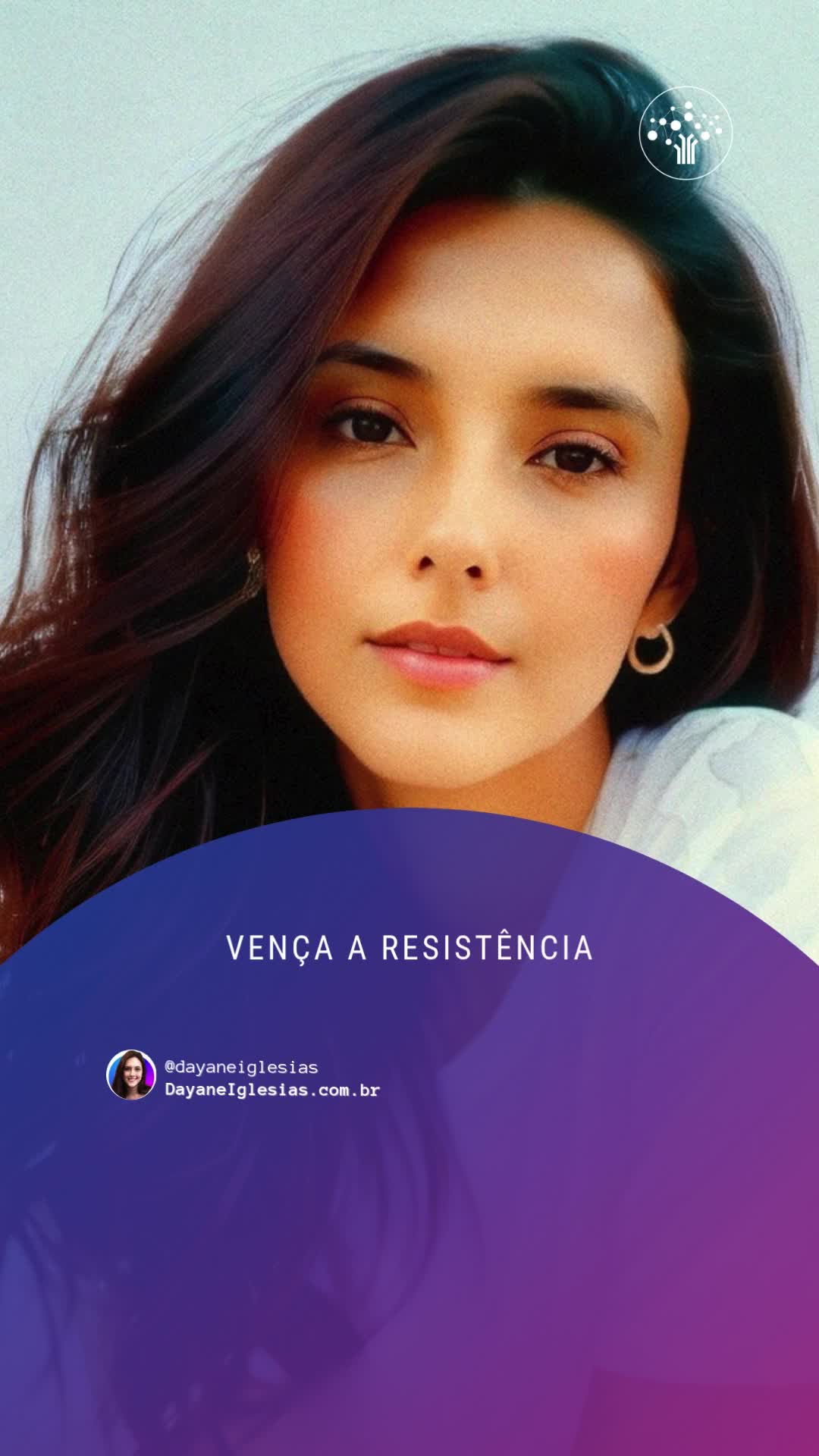 🔥 Você não luta contra o “tempo insuficiente”.
Seu inimigo real tem nome: Resistência.
Ela nunca grita “desista”.
Ela sussurra: “deixe para depois”.
Ela seduz com gratificação instantânea, com mais um scroll, com a falsa promessa de que amanhã será mais fácil.
⚔️ Mas quanto mais perto você está do seu objetivo, mais ela ataca.
💡 O antídoto?
Adote a mentalidade profissional:
Horário fixo.
Espaço definido.
Território demarcado.
Organização externa cria clareza interna.
⚡ O medo? Use como bússola.
Onde ele aperta mais, é onde sua obra mais importante aguarda.
Amadores esperam inspiração.
Profissionais já estão inspirados às 9h, porque chegaram às 8h59.
🎯 Realize hoje o que sua essência veio entregar ao mundo.
O resto — reconhecimento, curtidas, críticas — são acessórios.
E amanhã, quando a Resistência voltar… você também estará lá.
Pronto para vencê-la outra vez.
#Disciplina #Produtividade #MentalidadeProfissional #Resistência #GrowthSkills #Foco