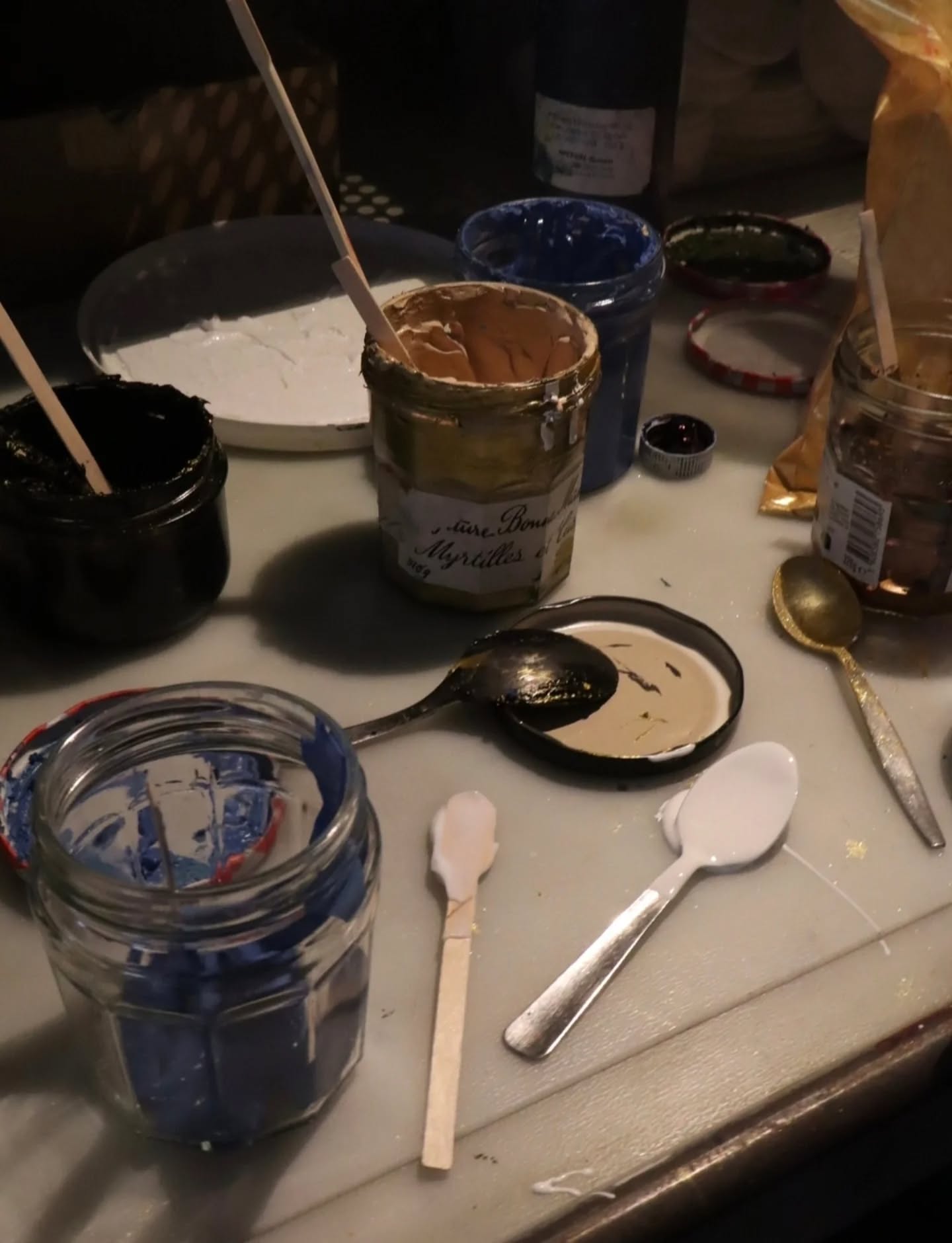 Fabriquer nos encres!
C'est un peu comme en cuisine. Une histoire de produit, de quantité et de mélange ! Parfois ça prend et parfois il faut tout recommencer 🥰
.
.
.
#poussieredesrues #atelier #sérigraphie #papeterie #lyon #screenprinting