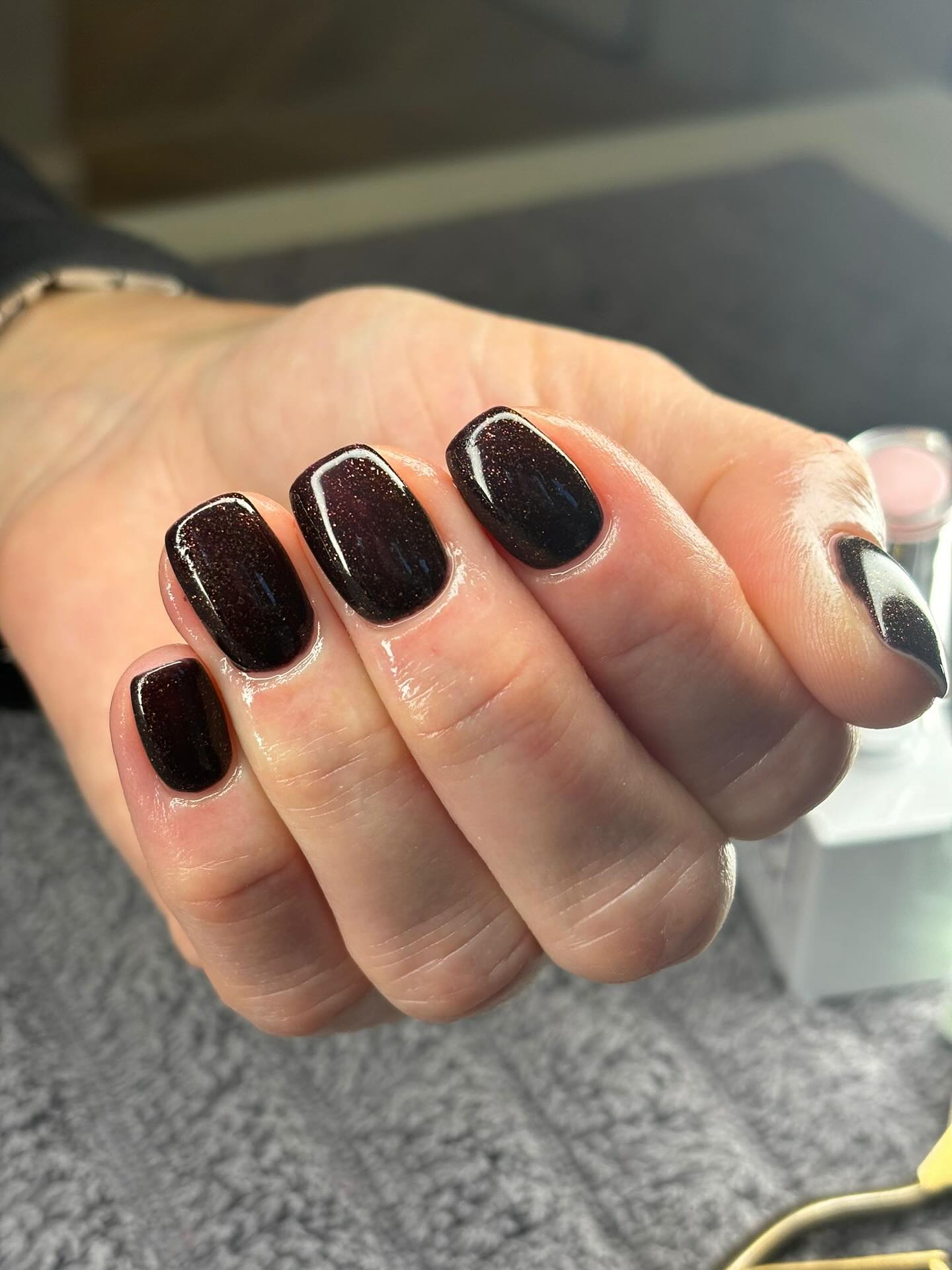 Chocolate dreams & autumn leaves 🤎
Our Diary is now open until the end of the year so make sure to book all your nail appointments in advance to not miss out 🍂🎇🎄✨
#NailGoals #nails #autumn #winter #brown #medispa #woking #salon