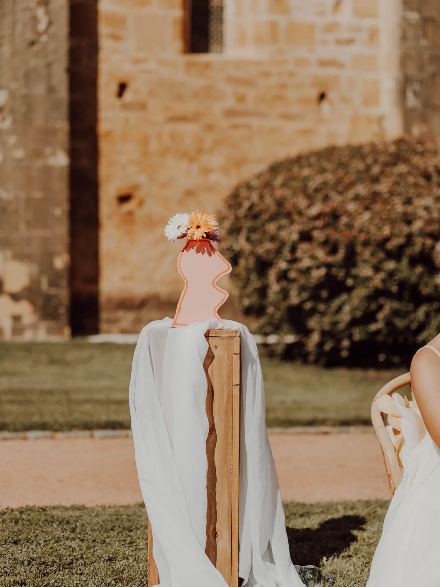 Un mariage empreint de douceur et d’émotion... ✨
Sous l’œil de mon appareil et la touche créative de @mili.design_ , chaque détail racontait une histoire.
Une cérémonie laïque pleine de sens, de rires et de larmes. 🤎
#photographemariage #weddingphotographer #mariageauthentique #momentmagique #histoiredamour #fineartwedding #weddinginspiration #emotionsincapturees #instawedding #amouretlumière