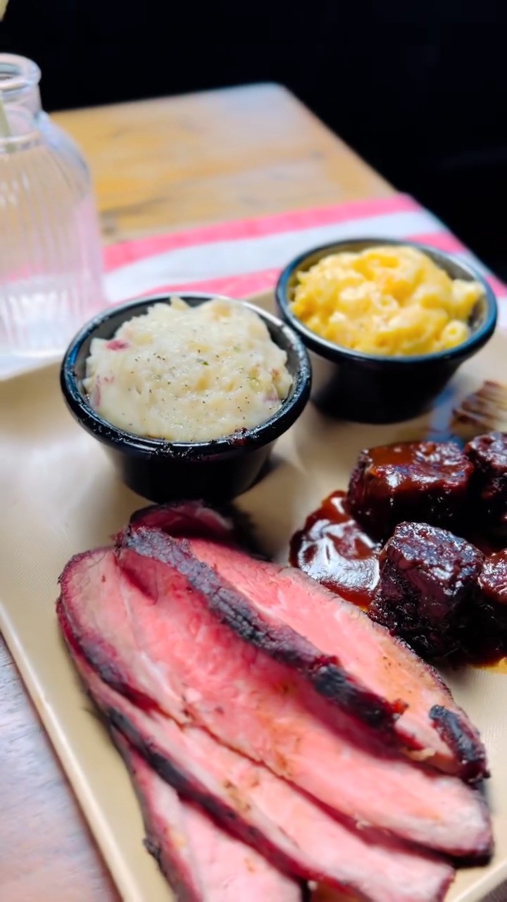 Fire up your appetite and join us at @saucedbbq for a BBQ feast like no other! Bring your cravings and your crew—things are about to get saucy! 🍖🔥
#StadiumPromenade #LetsEatOC #OrangeCA #BBQLovers #MeatFeast #SaucedBBQ #GrillMasters #FingerLickinGood #EatRepeat #SmokinGoodTime
