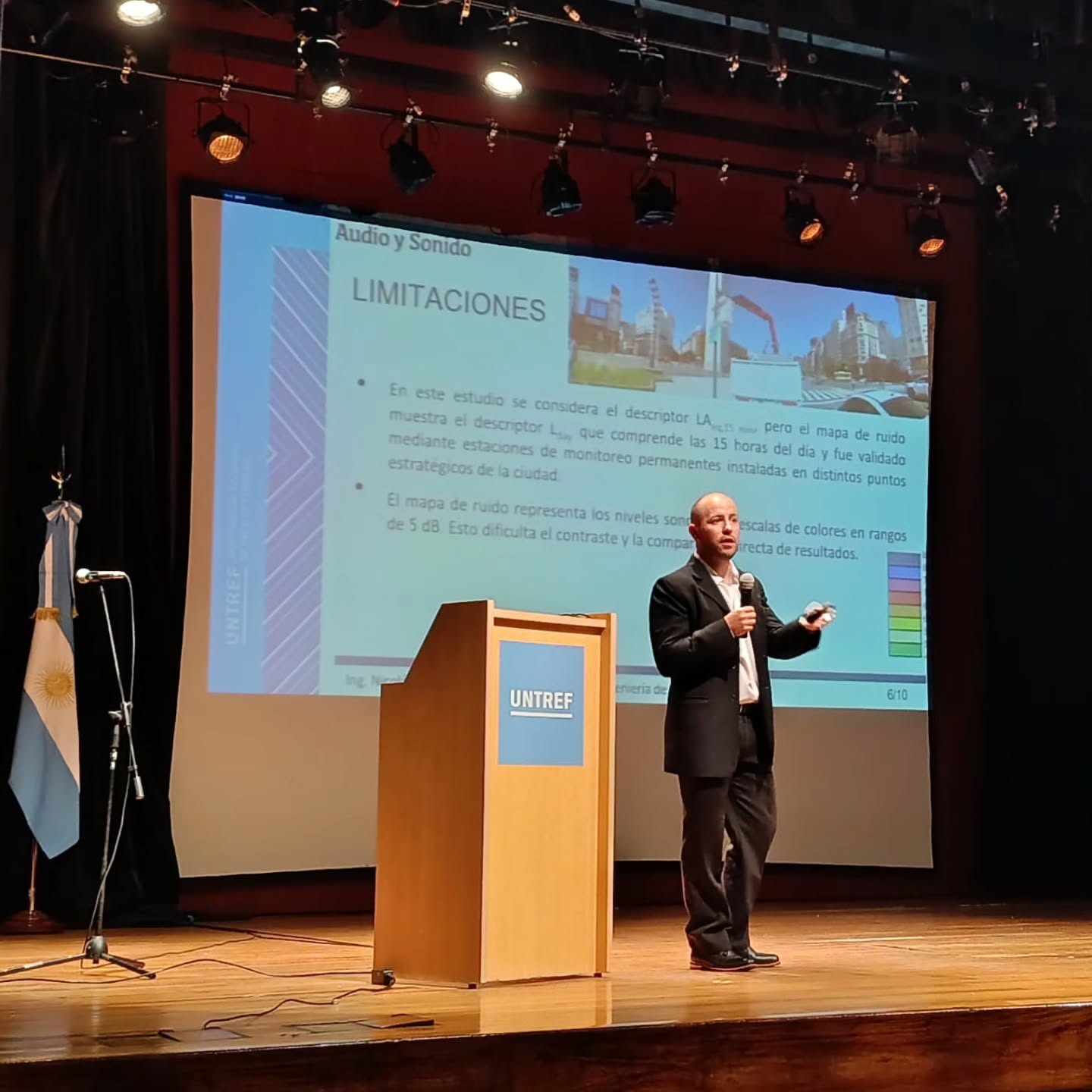 Feliz de volver a ser parte de una nueva edición de las Jornadas de Acústica, Audio y Sonido -JAAS- de la UNTREF. Un evento que con el paso de los años ha logrado consolidarse como punto de encuentro entre estudiantes, egresados, docentes, profesionales y empresarios vinculados a la carrera Ingeniería de Sonido.
En esta oportunidad, me propuse evaluar la vigencia acústica del mapa de ruido de la ciudad de Buenos Aires empleando datos de campo de trabajos realizados con mi consultora Vitruvius Ingeniería Acústica en el marco de distintos Informes de Evaluación de Impacto Acústico.
Conclusiones:
- El mapa de ruido se encuentra desactualizado tanto legal como acústicamente.
- En el 52% de los puntos evaluados se registraron niveles que difieren respecto al mapa de ruido oficial y en el 54% de los casos los niveles medios superan los Límites Máximos Permisibles establecidos.
- Se propone utilizar los datos de campo que proveen habitualmente los 67 profesionales de Impacto acústico registrados en APrA para elaborar un mapa de ruido dinámico que permita representar los niveles sonoros con valores medidos que se actualicen periódicamente.
#jaas #untref #jornadasdeacusticaaudioysonido #ingenieriadesonido