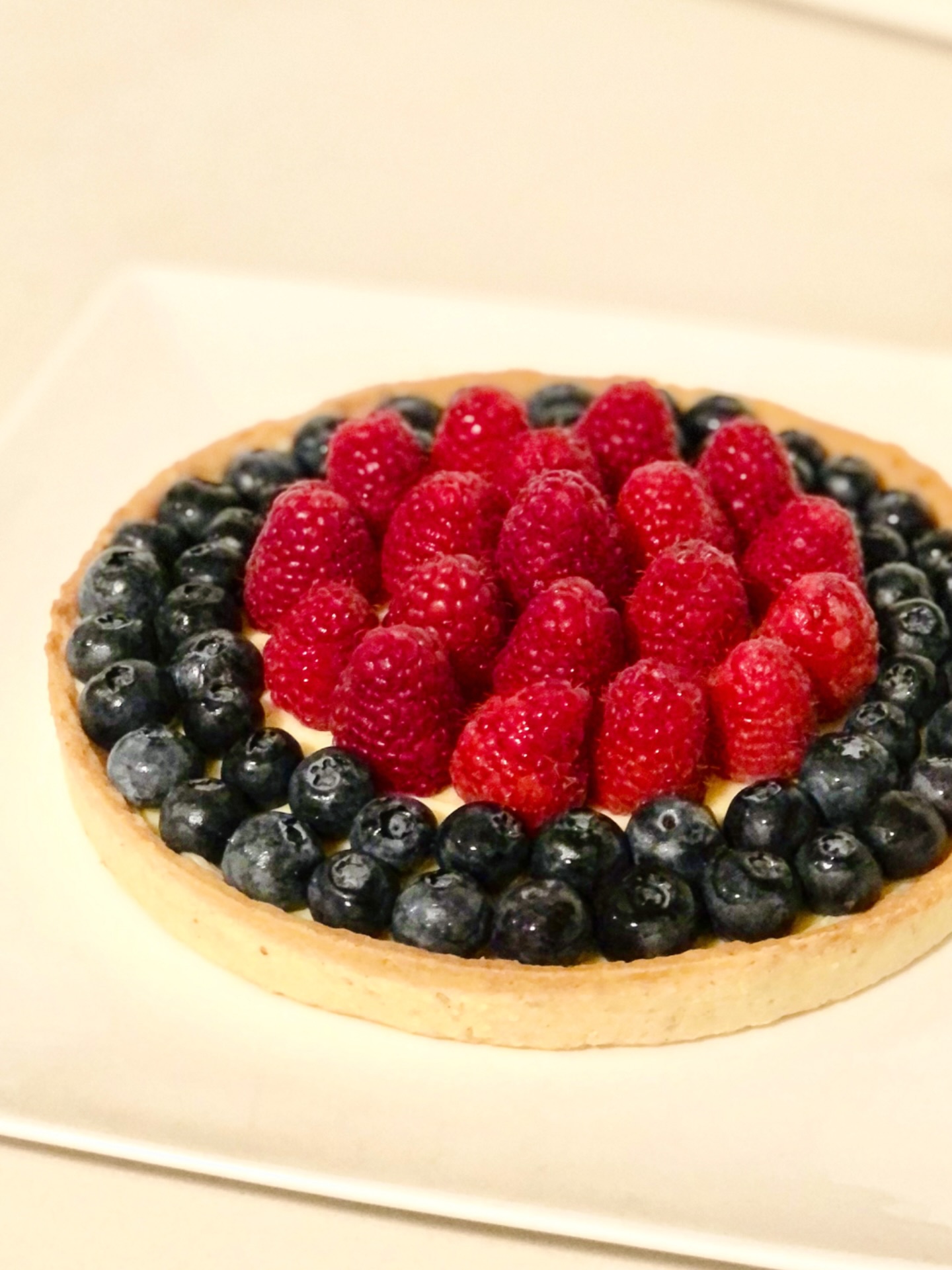 Raise your hand if your ideal morning includes coffee and a fruit tart! 🙋♀️ This isn’t just a dessert, it’s a sunshine-filled start to the day ( especially in place without sun at this moment…!!!) That crisp crust, the creamy filling, and the burst of fresh fruit... it’s the edible equivalent of a good morning. 😉
#MorningVibes #Foodie #HomeBaker #InstaFood #FruitTartLove #BakeryLife #WeekendTreat #CoffeeAndPastry #thehaguefoodie #denhaageten #lekkereten #gebak #pastrypassion #lovepatisserie #healthyindulgence #healthysweets #sweetescape