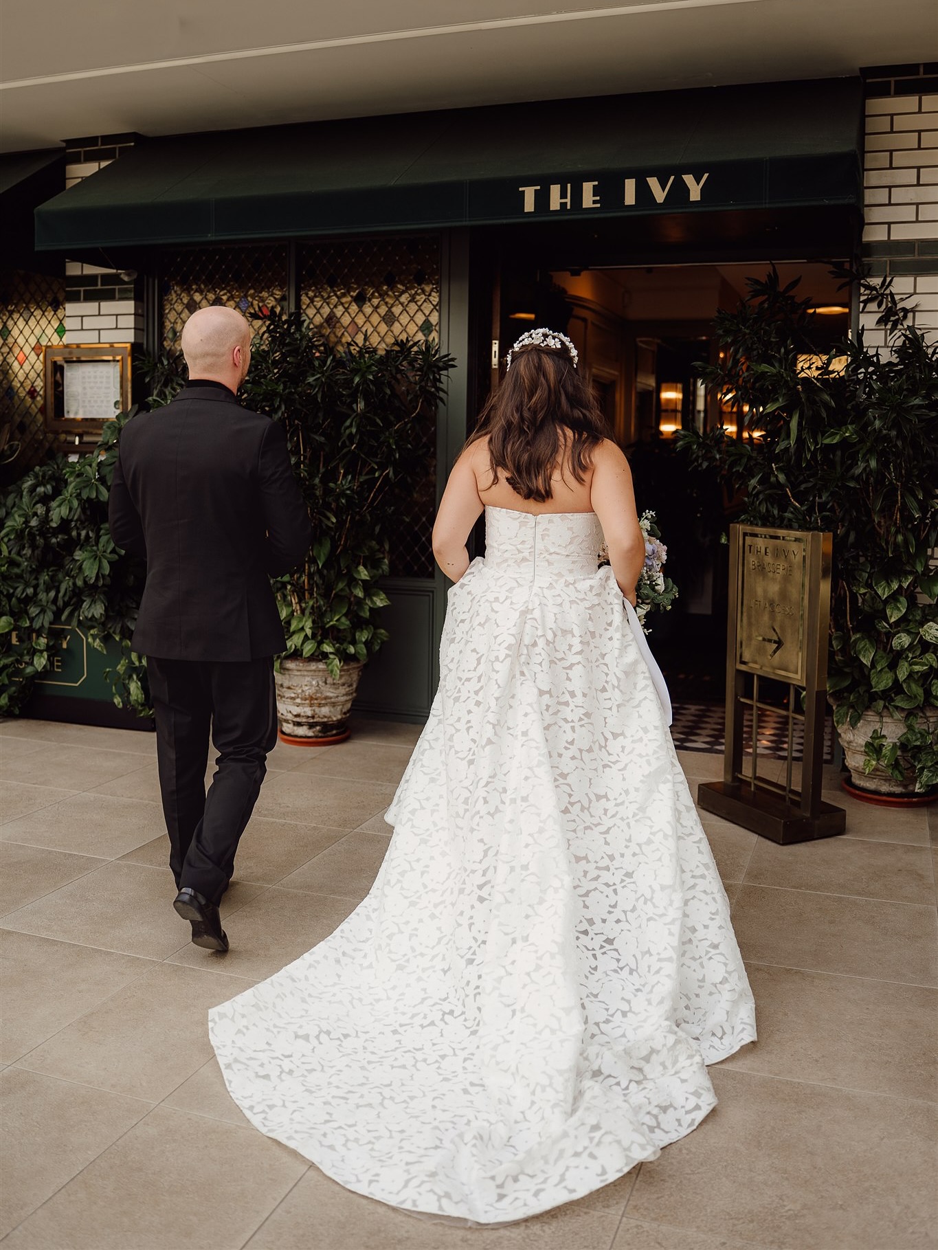 Abi & James ✨
#surreywedding #surreyweddingphotographer #theivy #theivyweddings #citywedding #guildfordwedding #londonweddingphotographer #londonwedding