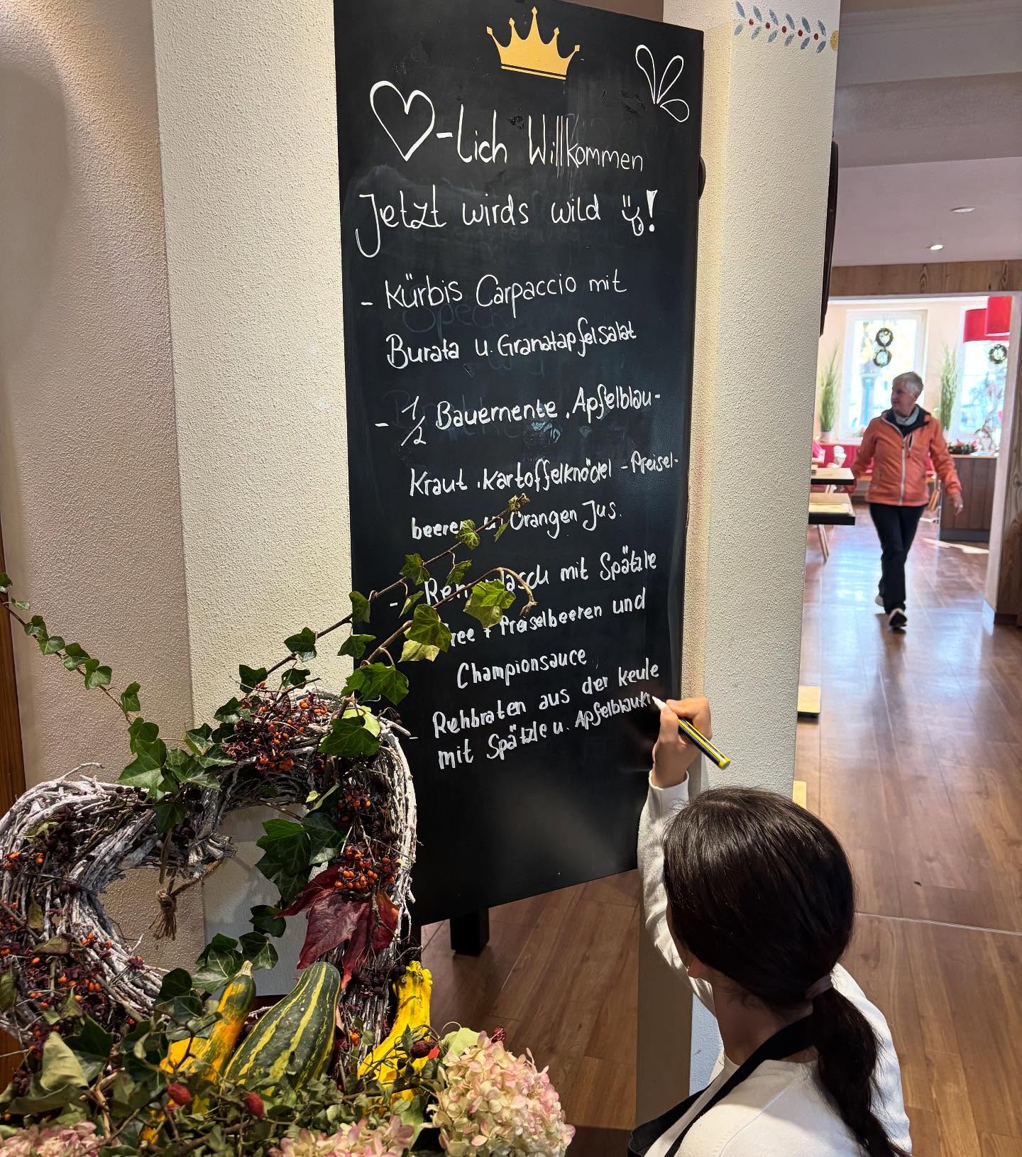 🍂 Jetzt wird’s wild im Königswirt! 🍽️
Unsere Tafel ist frisch beschrieben – und der Herbst zieht ein in unsere Küche. Freut euch auf saisonale Gerichte mit ganz viel Liebe zum Detail:
🧡 Kürbis-Carpaccio mit Burrata & Granatapfelsalat
🦆 Bauernente mit Apfelblaukraut & Kartoffel-Knödel , Orangen Jus
🦌 Rehgulasch aus der Keule mit Spätzle & Champignon Sauce u. Preiselbeeren
🌱 Rote Bete Pasta, Pinenkerne & Parmesan
Und vieles mehr !
Regional, hausgemacht & einfach köstlich.
Kommt vorbei und schmeckt den Herbst 🍁
#Königswirt #SaisonaleKüche #Herbstgenuss #Wildzeit #AllgäuGenuss #RegionalUndSaisonal #Bauernente #Rehbraten #kürbisliebe