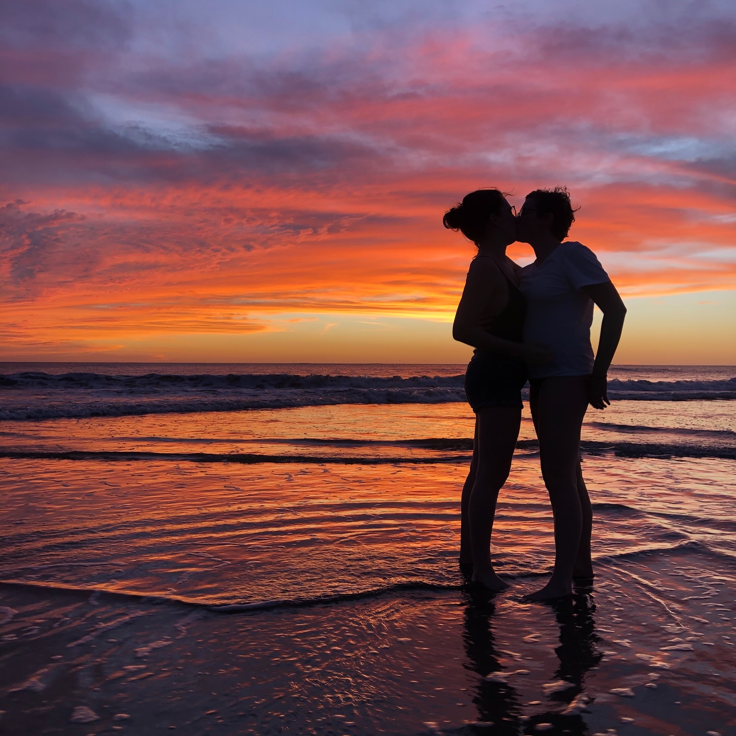 Since 2008 ❤️🔥
En ce moment on ne se voit pas. Plusieurs semaines sans vrais moments à deux, de qualité. Les microbes, les travaux, la fatigue, le travail… c’est un sacré défi de ne pas être « que » des mères.
Ma meuf me manque et j’espère qu’on aura l’occasion de se couper du monde, toutes les deux, quelques jours. ❤️
#coupledefemmes #amourdemavie #loveislove