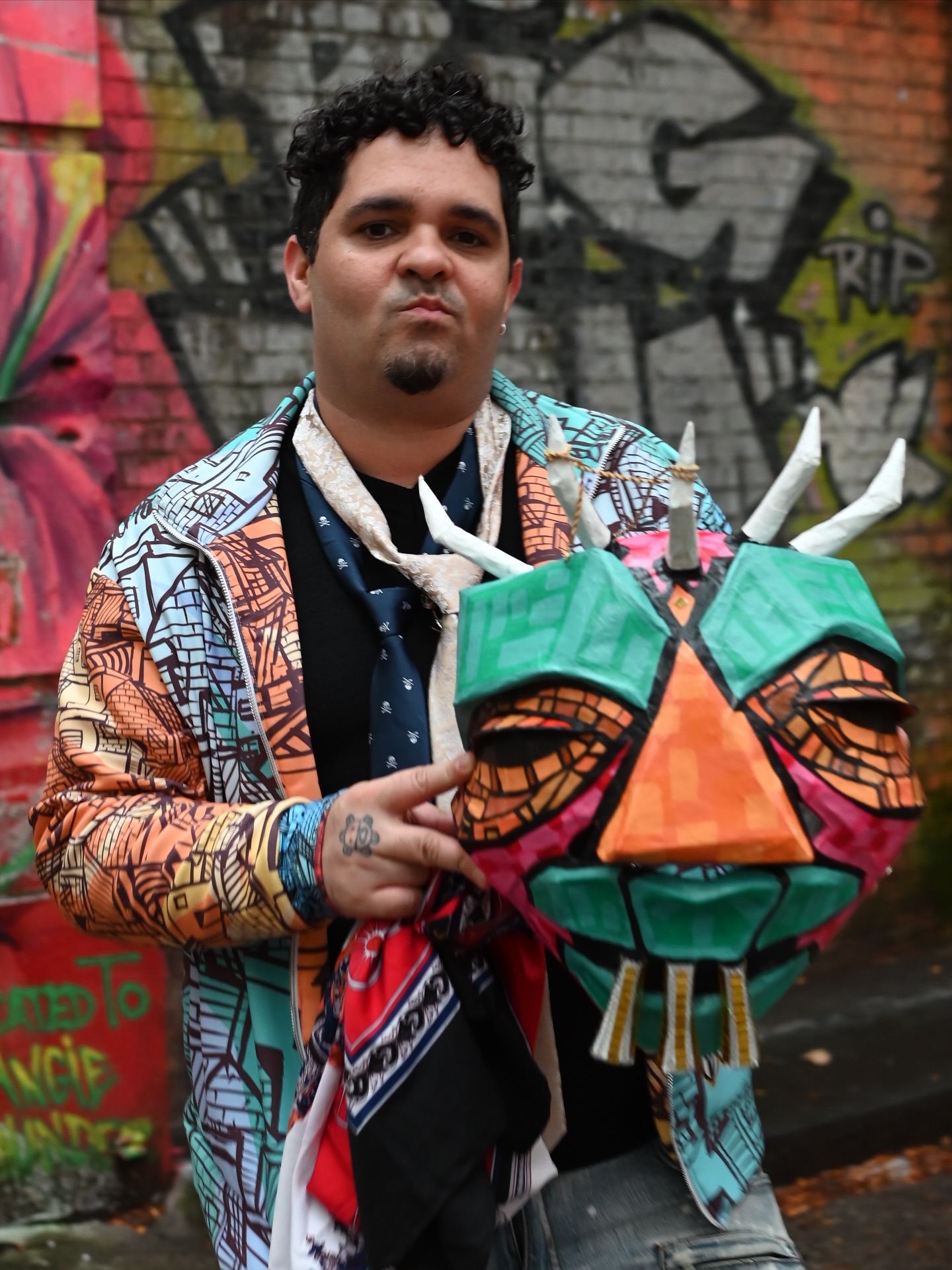 Ganga de Máscaras en Comparsa 🎭🙌
Asi la vivimos Durante La Expo de Máscaras en @piraguaartspace 🌺 Ya estamos ready para el siguiente taller de Mask Making! ⚒️
Big shoutout to our most recent group! Y sus obras Maravillosas! We building community and celebrating our culture!! Esto No es Mikey Mouse!! 🪧
Sign up! Inscríbete y Llegale! Let’s get busy, let’s get creative and bring some ideas to life. Dive into character design exploring myth and folklore to create your own unique mask using traditional techniques and recycled materials.
No experience needed!!
Tu Llegale!!
Starting Sunday Nov 2nd
From 1pm to 4pm ⏳
Following sessions
📣
Nov 8st
Nov 15th
Nov 22nd
Nov 29th
Directed by @bebebambu88 & @diana_nugu_
Pictures by @diana_nugu_ 📸
#maskmaker #vejigante #exhibition #maskmaking #arte #artists #catwalk #mask #mascara #puertorico #arteboricua #artcollection #art #workshop