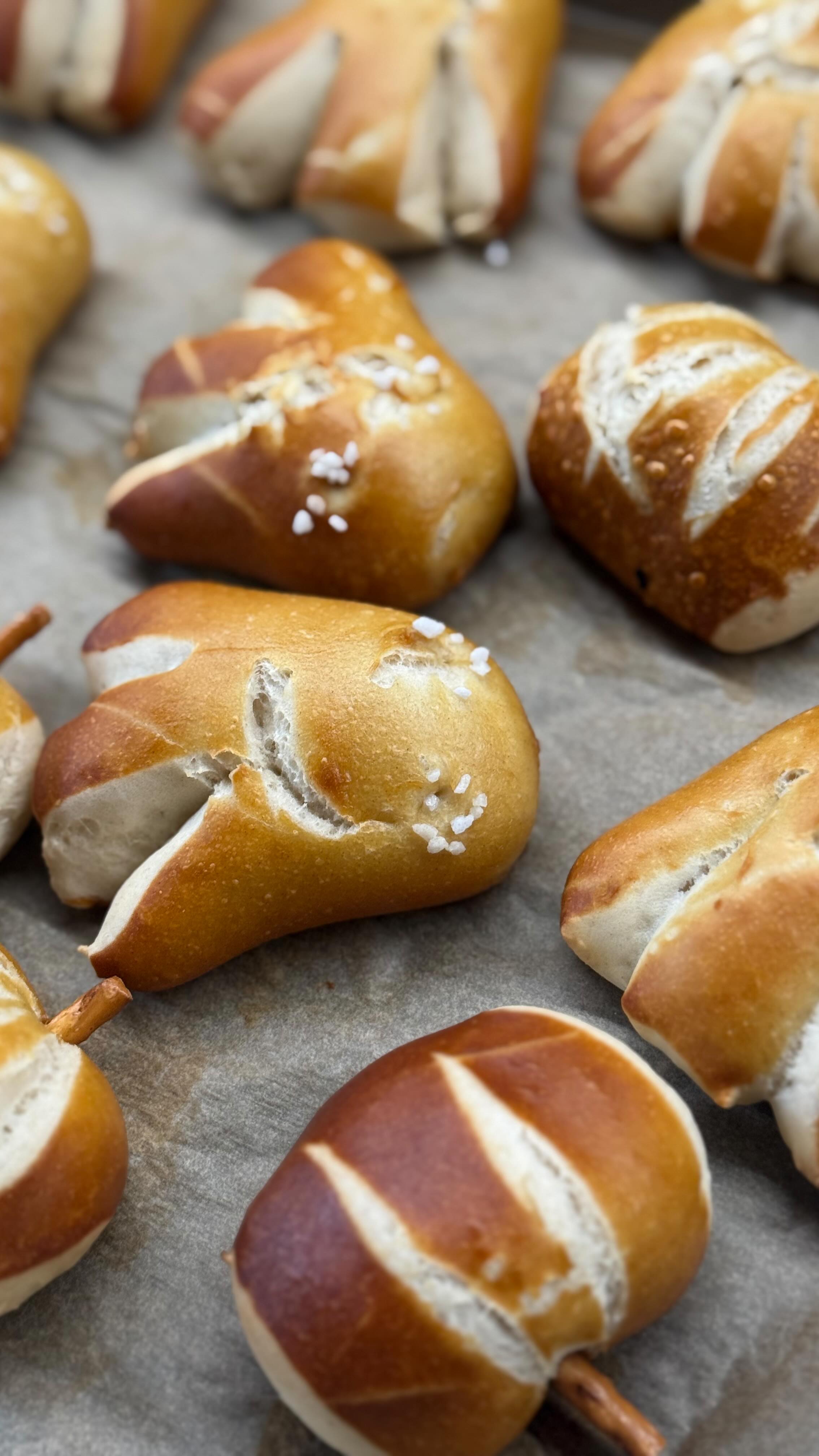 👻🎃Ein Snack für große und kleine Gruselfreunde.
Viel Spaß beim Nachbacken und Gruseln 🤍🧡
#laugengebäck #halloweensnacks #halloweenmitkindern #halloween #backenmitkindern #gruselsnacks #gespenst #kürbis #konfettimeerbusch