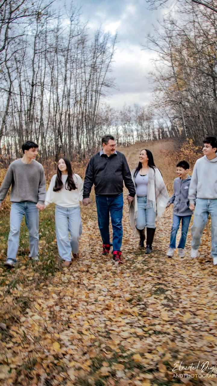 🍂 We found the last golden path of fall and made magic happen! Between the falling leaves and a dab from the boys, this session was pure good vibes.
It’s my second time capturing this amazing fam, and once again — they brought the energy, the love, and the laughter. Watching parents lead with love and kids soaking it all in… that’s the good stuff! 🧡
#FallFamilySession #FamilyPhotography #YEGPhotographer #LifestylePhotography #FamilyLove #FallVibes #CaptureTheMoment #GoldenHourMagic #CandidFamilyPhotos #YEGFamilies #StorytellingPhotography #LeafyMoments #PhotographyReel #FamilyConnection #JoyInTheJourney