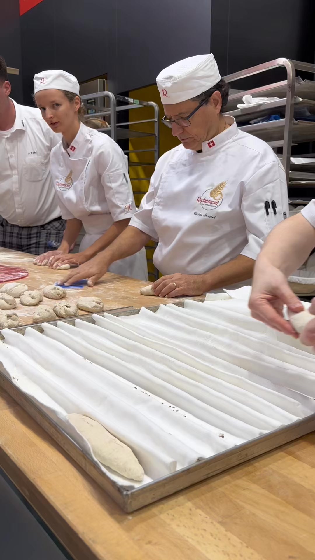 „Mehr Zeit fürs Wesentliche: Backen statt Putzen. 🥖✨
Unsere Tücher mit Abperleffekt machen deine Prozesse effizienter – sauber, langlebig und nachhaltig. Weniger Reinigungsaufwand bedeutet längere Nutzungszeit und echte Ersparnis.
So bleibt dein Fokus da, wo er hingehört: bei erstklassigen Backwaren.
Du bist interessiert? Kontaktiere uns:
📧 sales@itt-textiles.com
📞 0151 23518269
💻 www.cleanbake.de