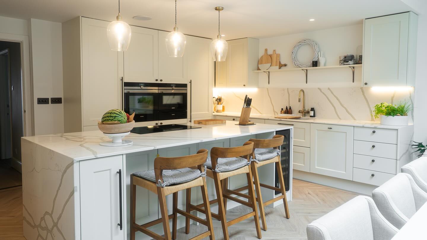 What an absolute showstopper!! A porcelain-beaded kitchen finished in breathtaking Calacatta Gold quartz. The waterfall ends flow seamlessly to the floor, complemented by matching quartz splashbacks and beautifully mitred edges for that continuous, luxury feel.
This one was a self-fit installation by the customers and what an incredible job they’ve done. Their passion, precision, and genuine love for the project shine through in every detail.
Bright, elegant, and effortlessly high-end — a kitchen that truly turns heads. ✨
Photography 📸 @creovisualz
Kitchen Design and Supply - @1066kitchens
#1066Kitchens #KitchenDesign #CalacattaGold #QuartzKitchen #LuxuryKitchen